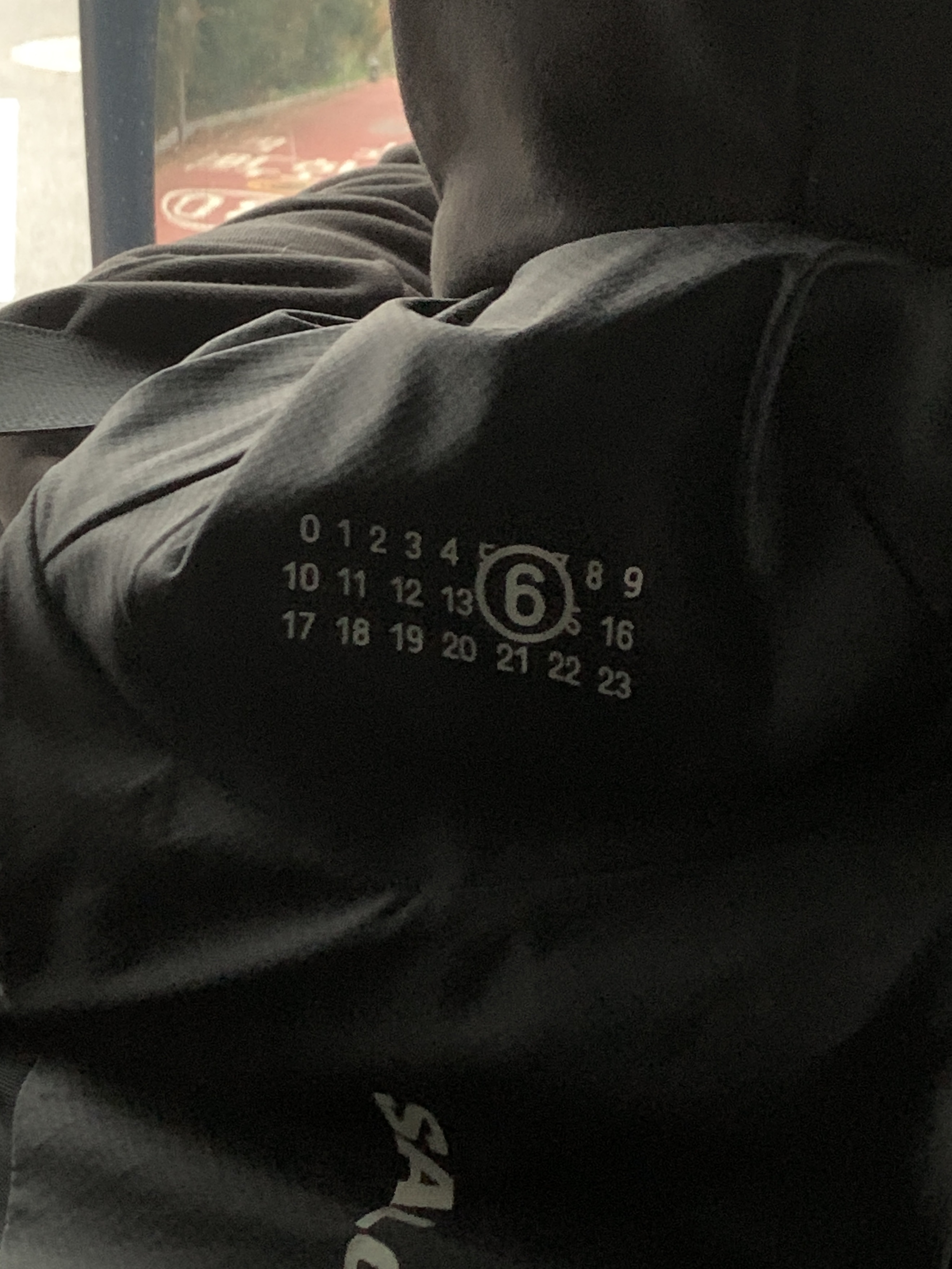 Salomon x MM6 Maison Margiela Gilet Black 착용 스타일 - 4