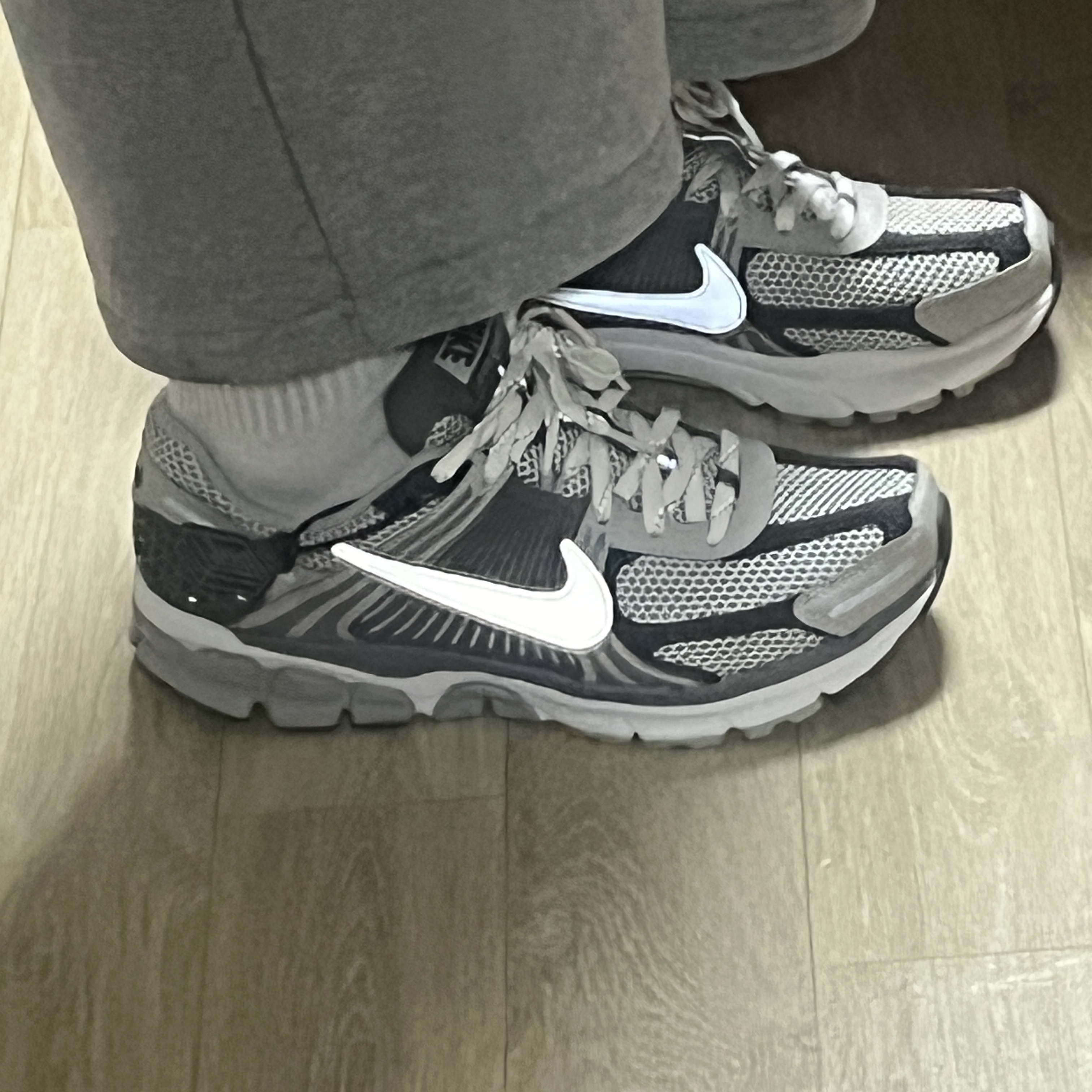 Nike Zoom Vomero 5 PRM Light Iron Ore and Flat Fewter 착용 스타일