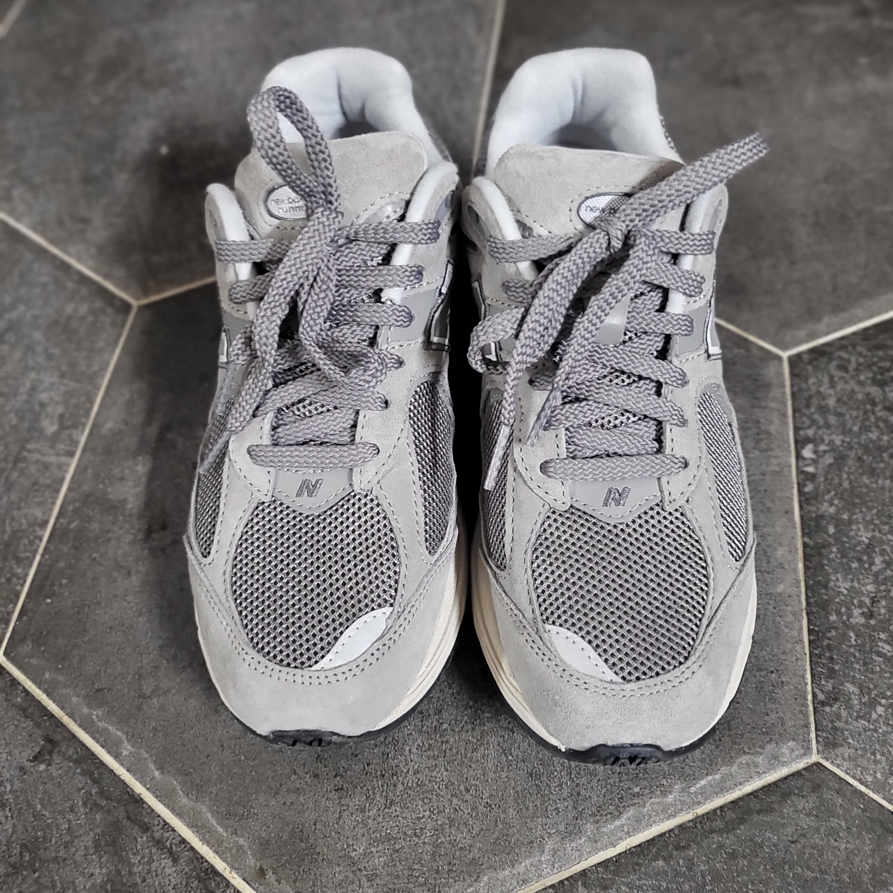 New Balance 2002R Grey 착용 스타일