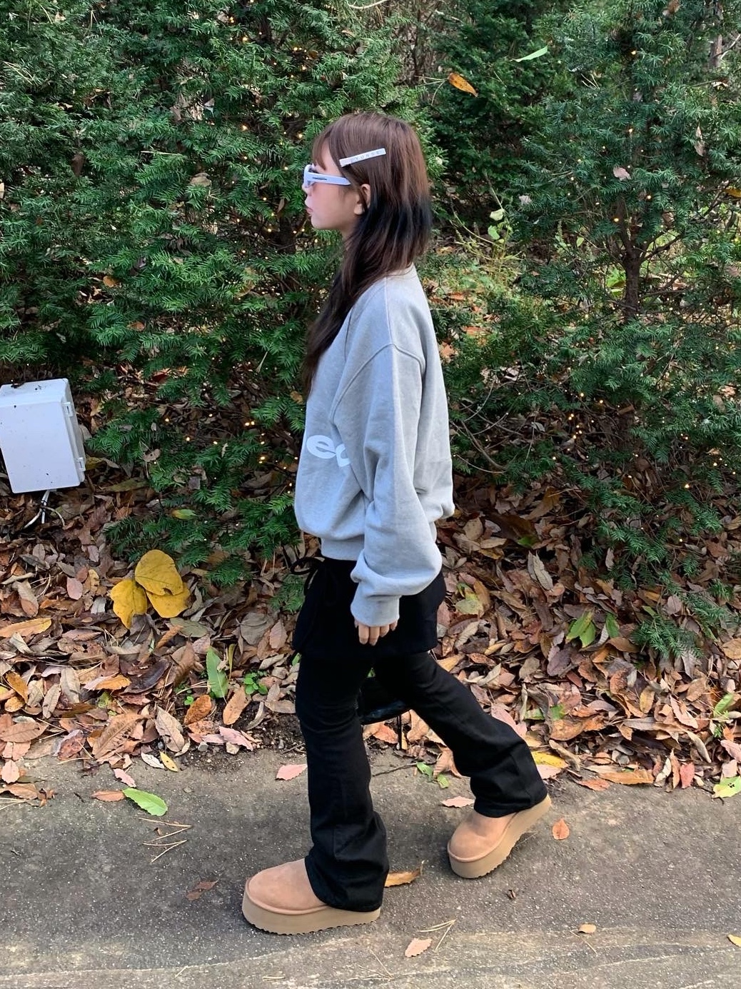 (W) UGG Classic Mini Platform Boots Chestnut, Balenciaga Arena Lambskin Le Cagole XS Shoulder Bag Black 착용 스타일 - 3