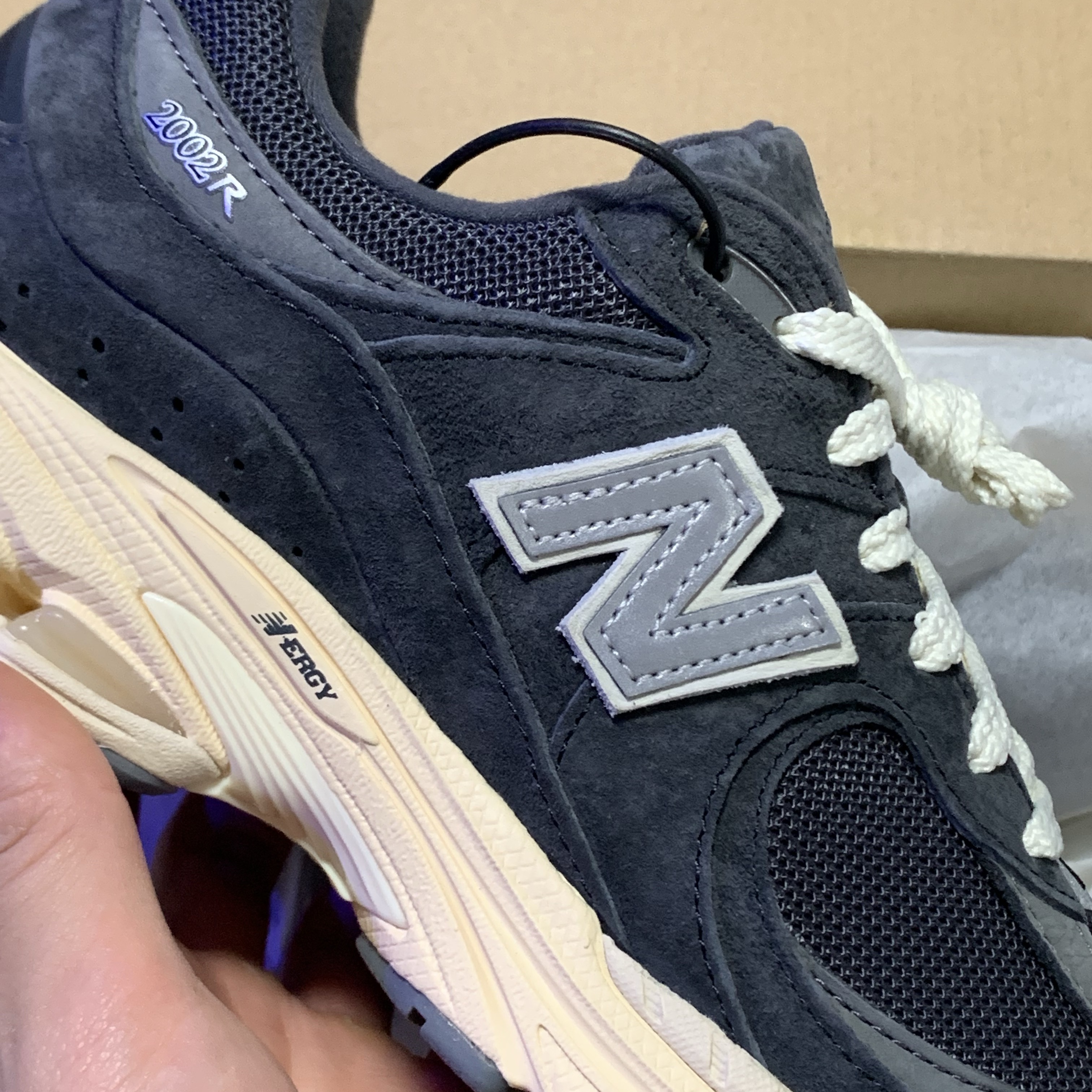 New Balance 2002R Special Vintage Black Grey 착용 스타일 - 2