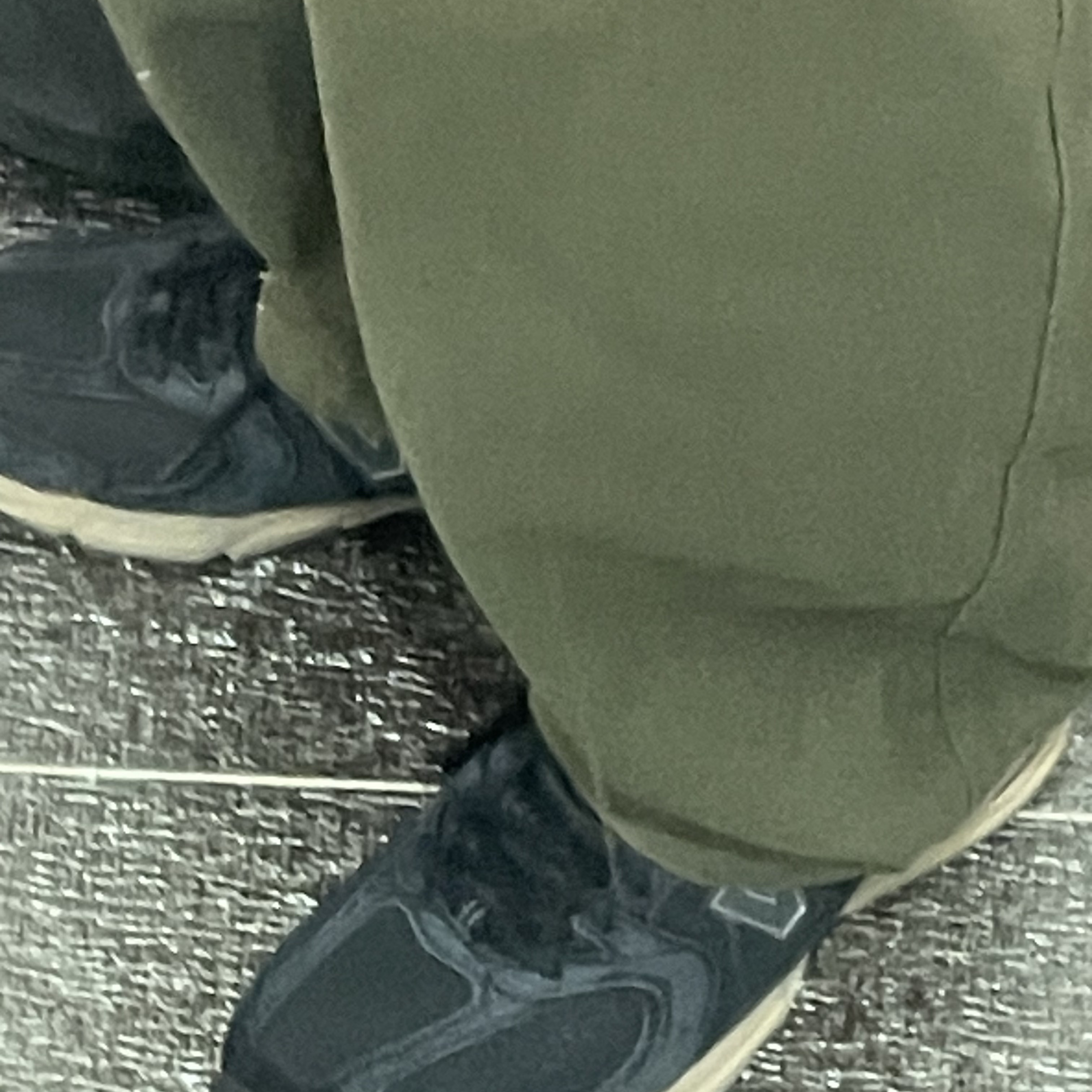 New Balance 530 Vintage Black Gum 착용 스타일