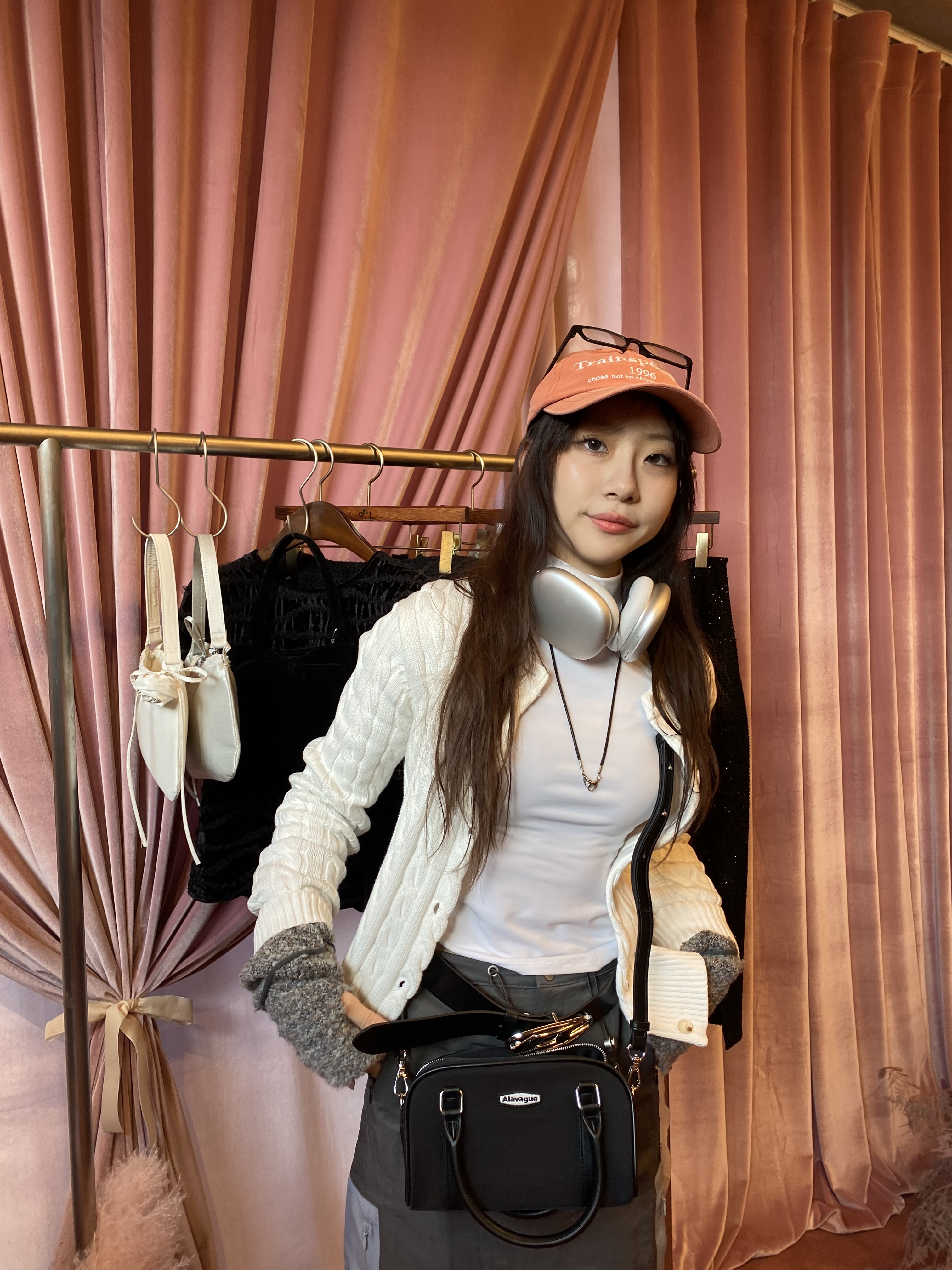 Apple AirPods Max Lightning Silver (Korean Ver.), (W) UGG Classic Short II Boots Chestnut 착용 스타일 - 10