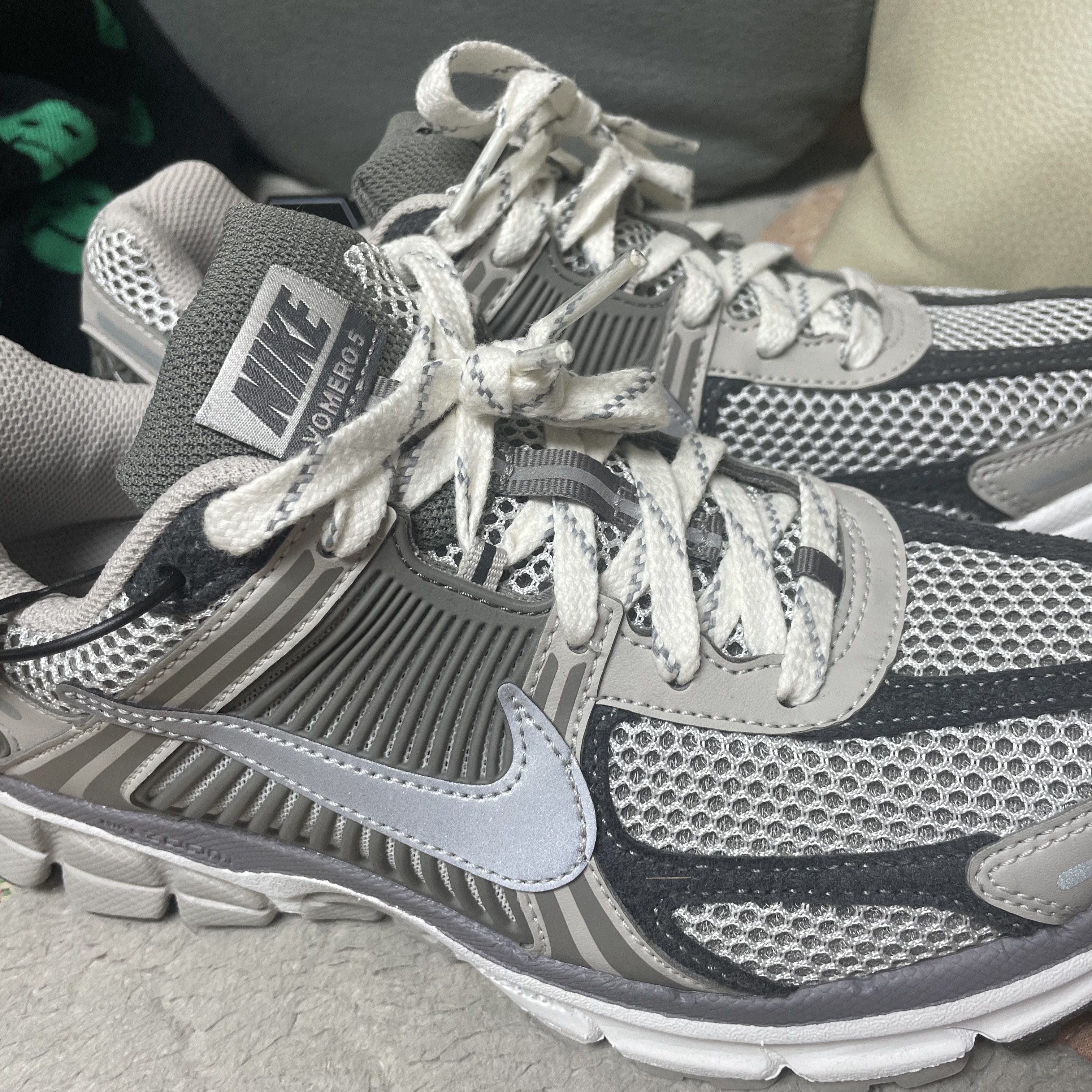(W) Nike Zoom Vomero 5 Cobblestone and Flat Pewter 착용 스타일 - 2