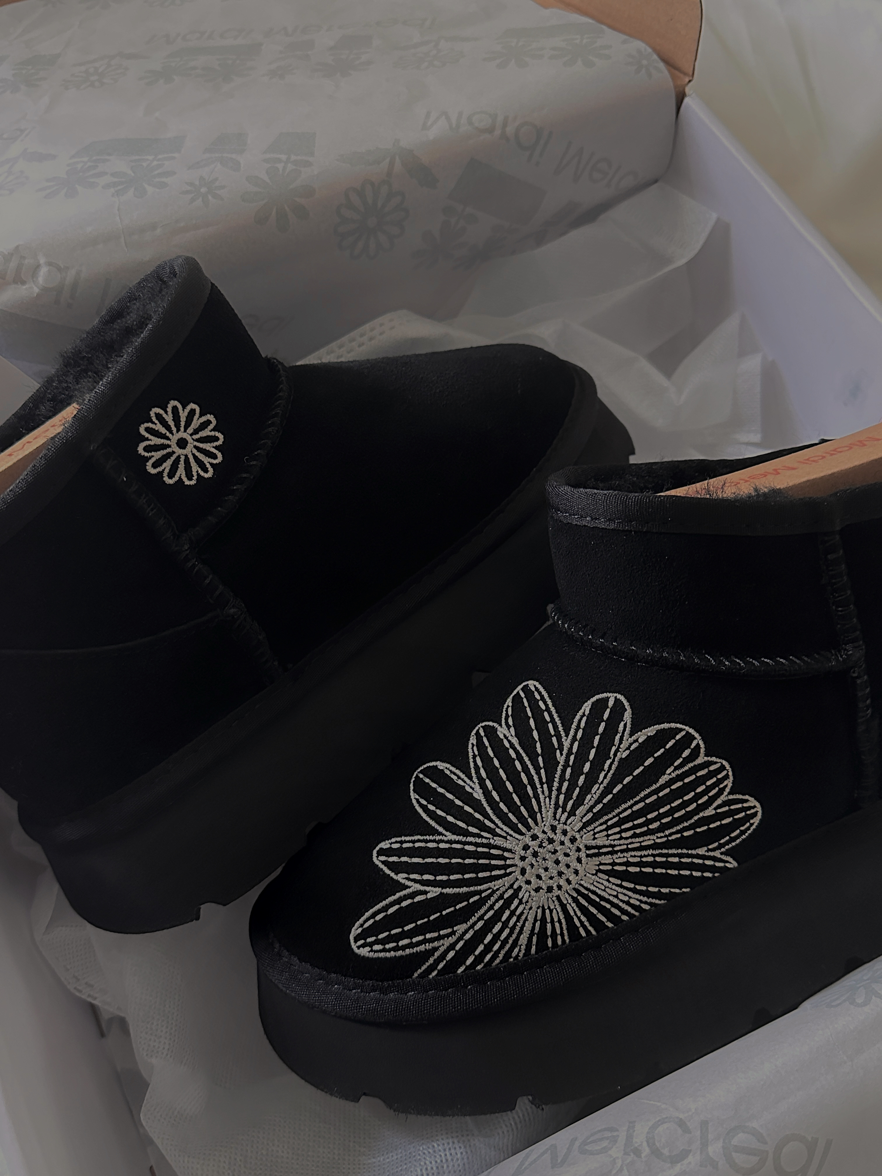 Mardi Mercredi Les Pompes Women Classique Mini Ugg Boots Black 착용 스타일 - 2