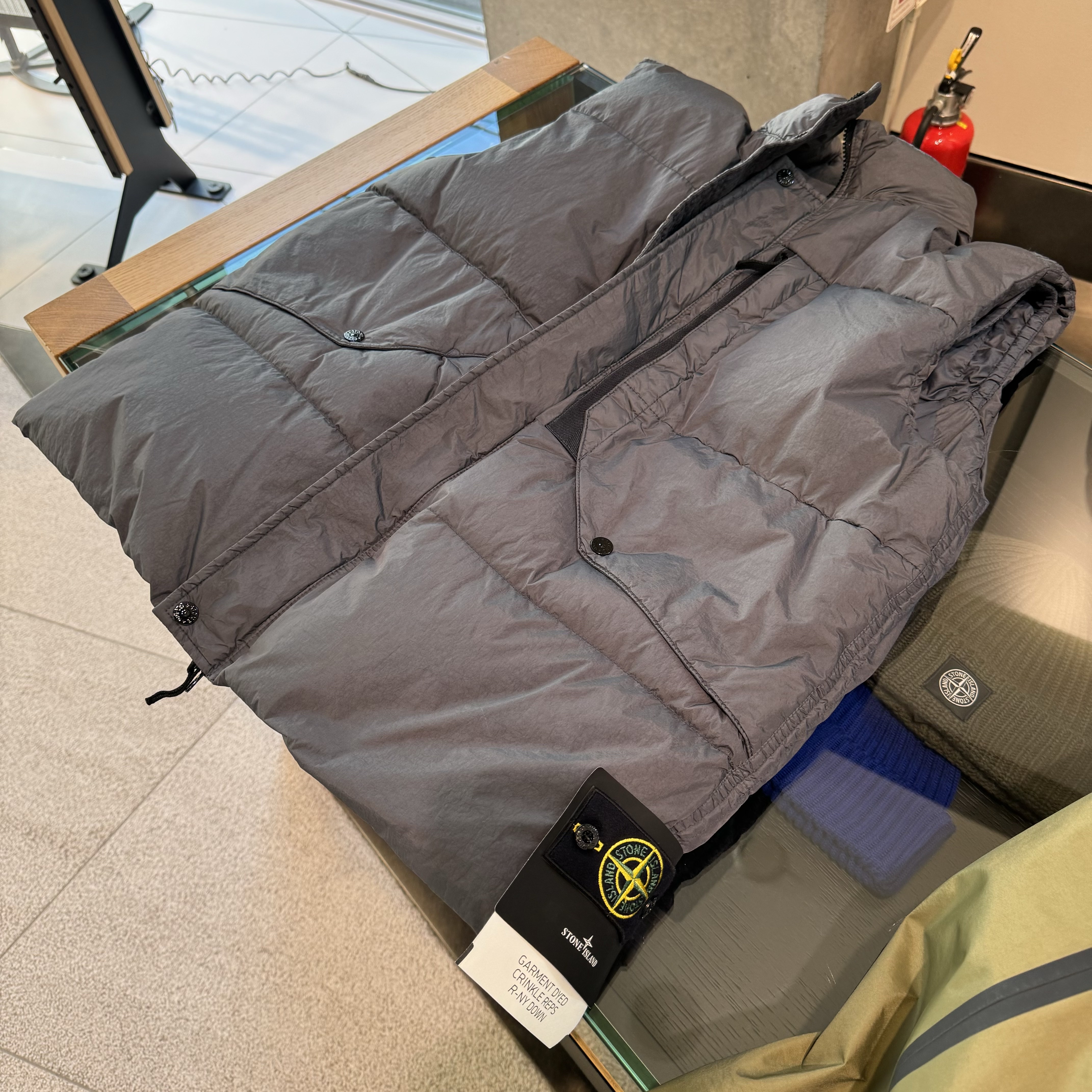 Stone Island G0423 Garment Dyed Crinkle Reps Recycled Nylon Down Vest Black - 23FW 착용 스타일