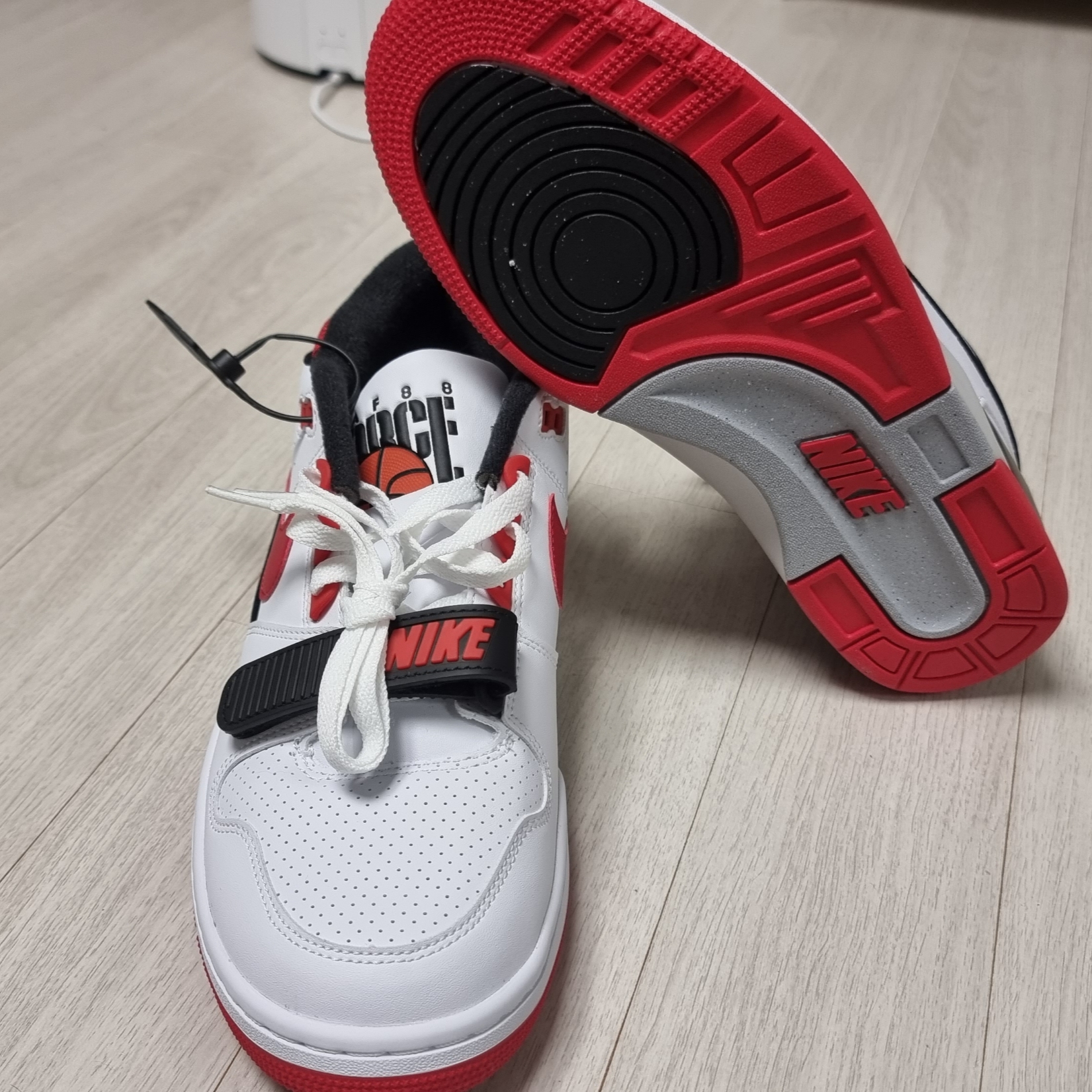 Nike x Billie Eilish Air Alpha Force 88 Fire Red and White 착용 스타일 - 1