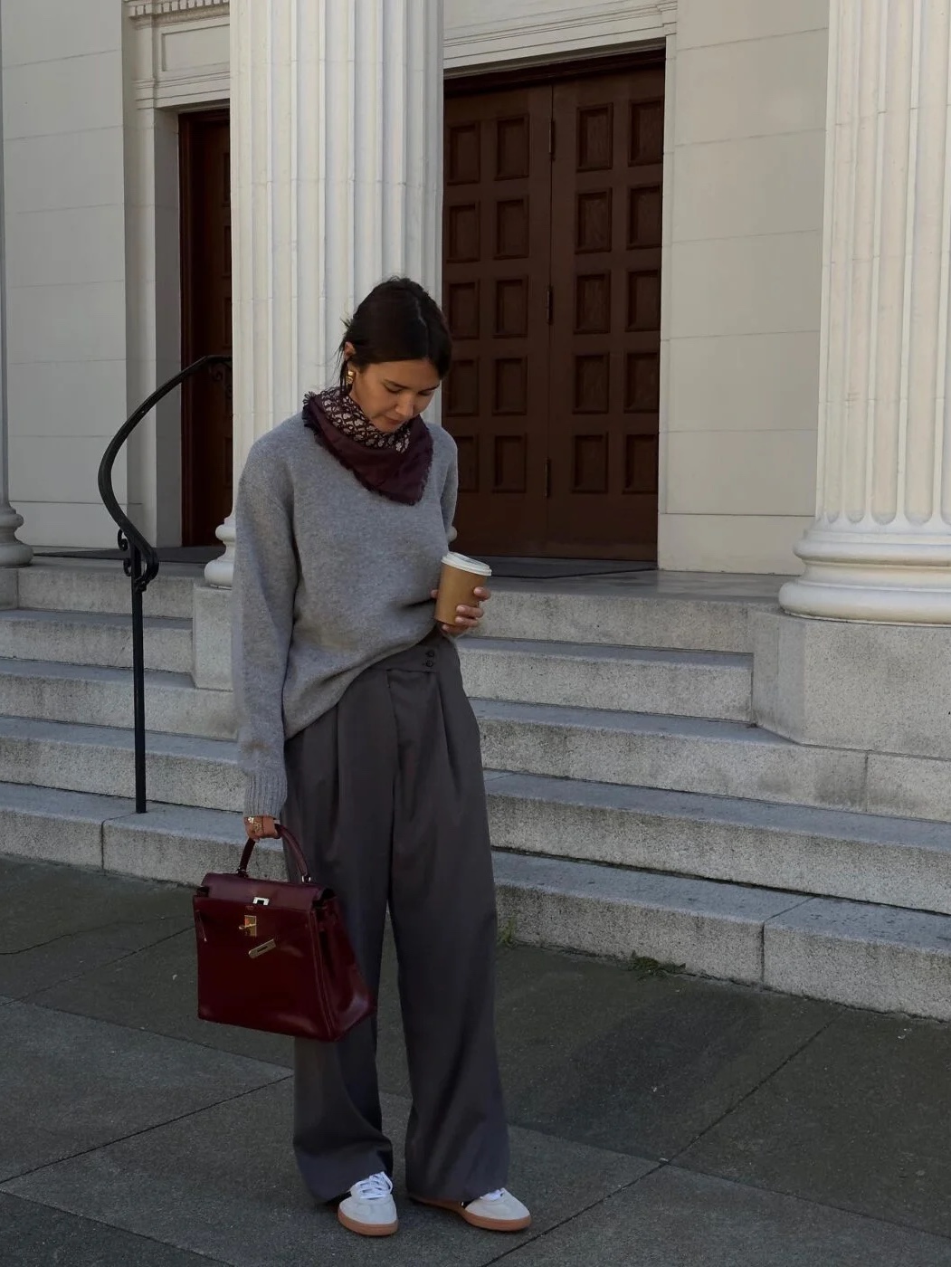AMI de Coeur Needle Punch Sweater Heather Grey, Maison Kitsune Tricolor Fox Patch Classic R-Neck Grey Melange 착용 스타일 - 4
