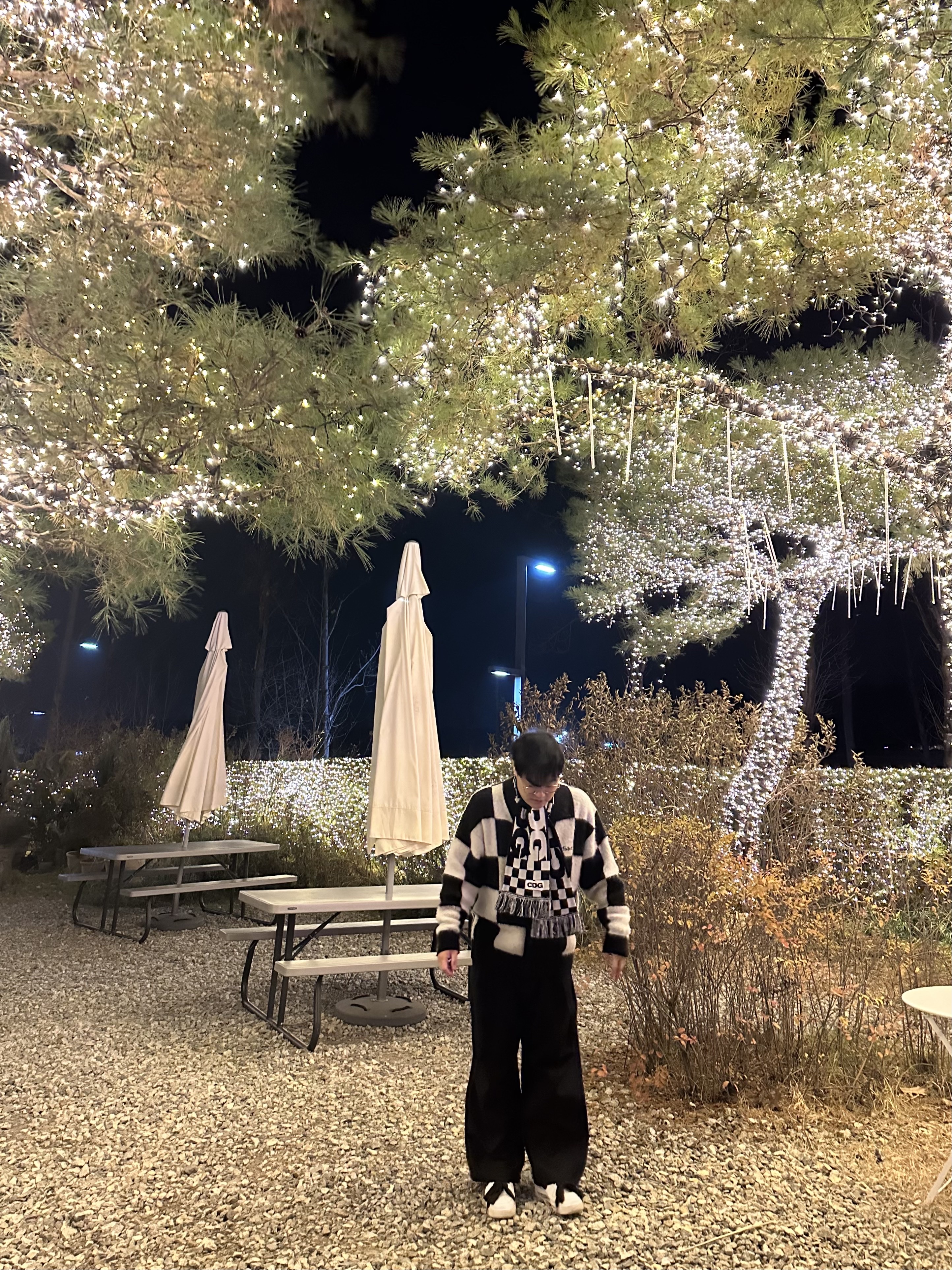 CDG Logo Check Muffler White Black, Nike x Peaceminusone Air Force 1 Low Para-Noise 2.0 착용 스타일 - 4