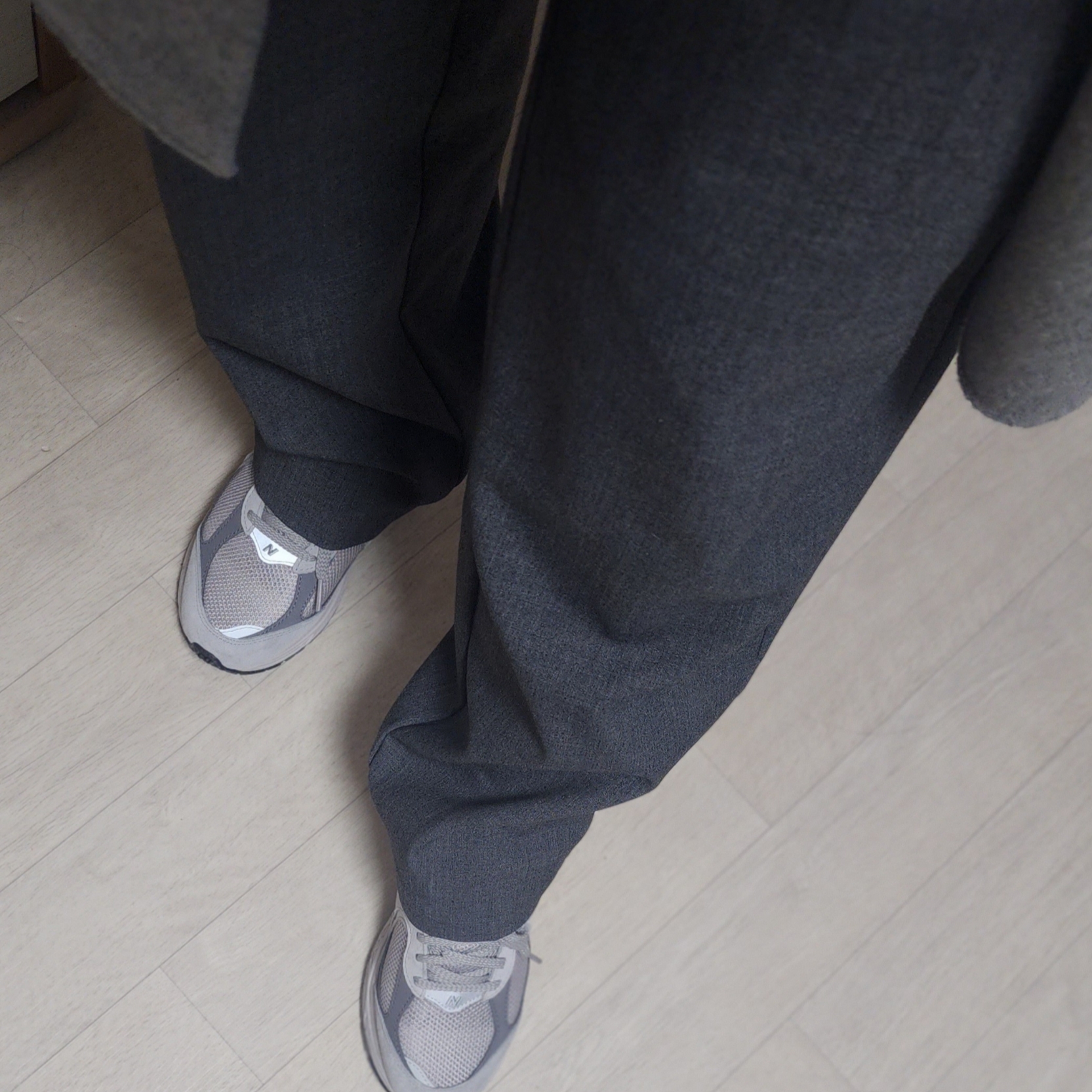 New Balance 2002R T2 Gray 착용 스타일 - 1