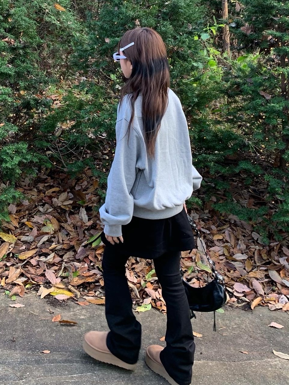 (W) UGG Classic Mini Platform Boots Chestnut, Balenciaga Arena Lambskin Le Cagole XS Shoulder Bag Black 착용 스타일 - 1