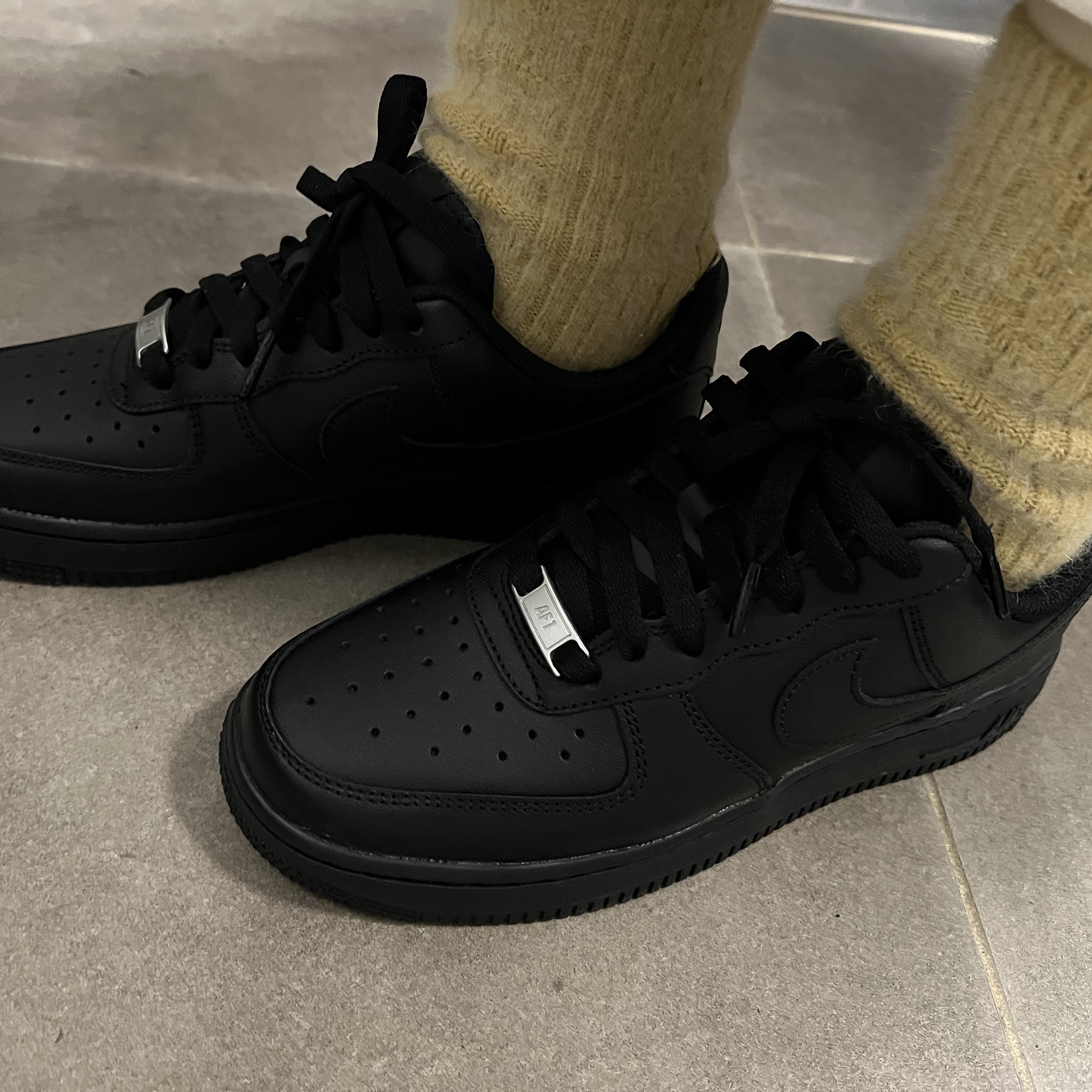 (W) Nike Air Force 1 '07 Low Triple Black 착용 스타일 - 3