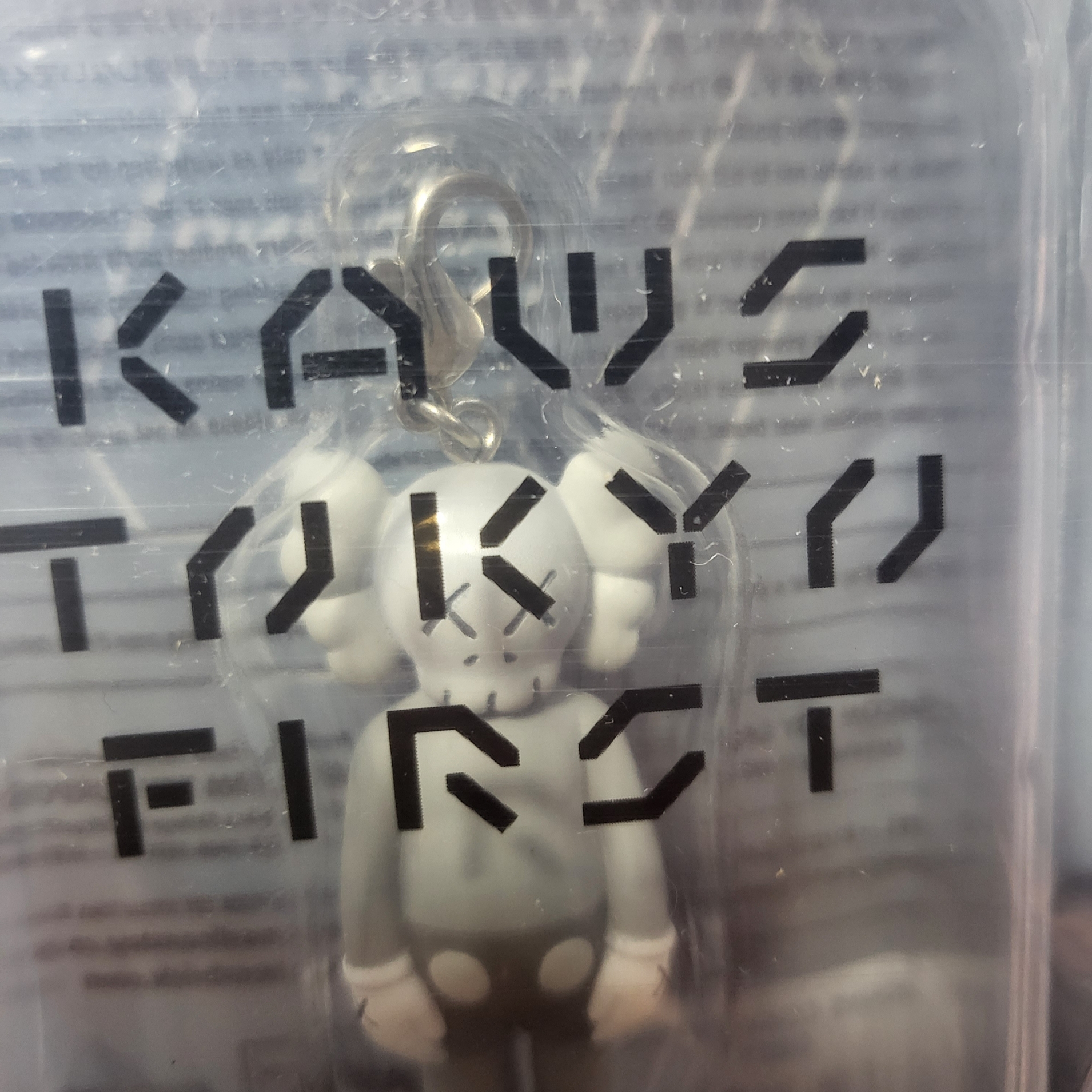 Kaws Tokyo First Companion Keychain Brown, Kaws Tokyo First Companion Keychain Grey 착용 스타일 - 3