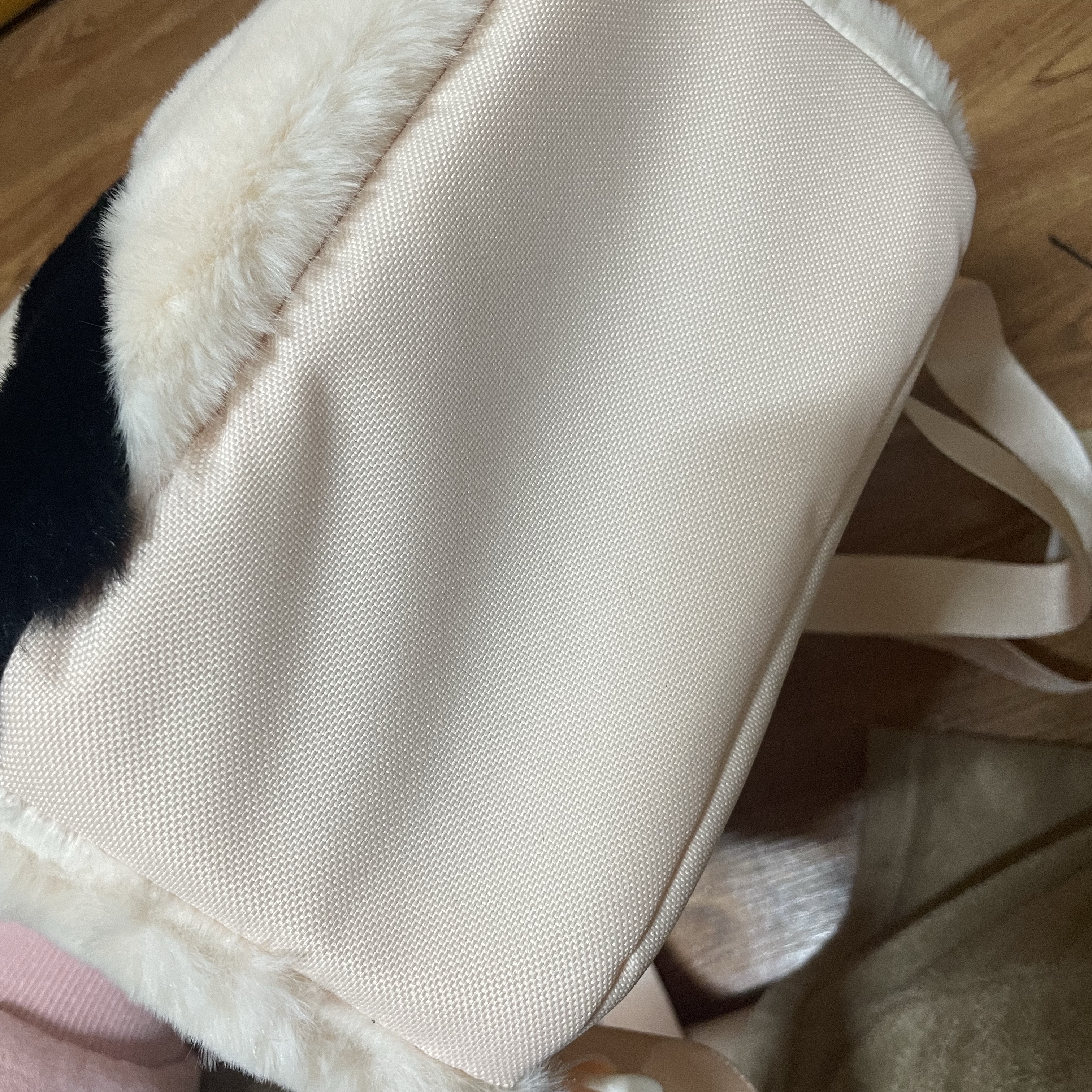 Nike NSW Futura 365 Faux Fur Mini Backpack Guava Ice Black 착용 스타일 - 5