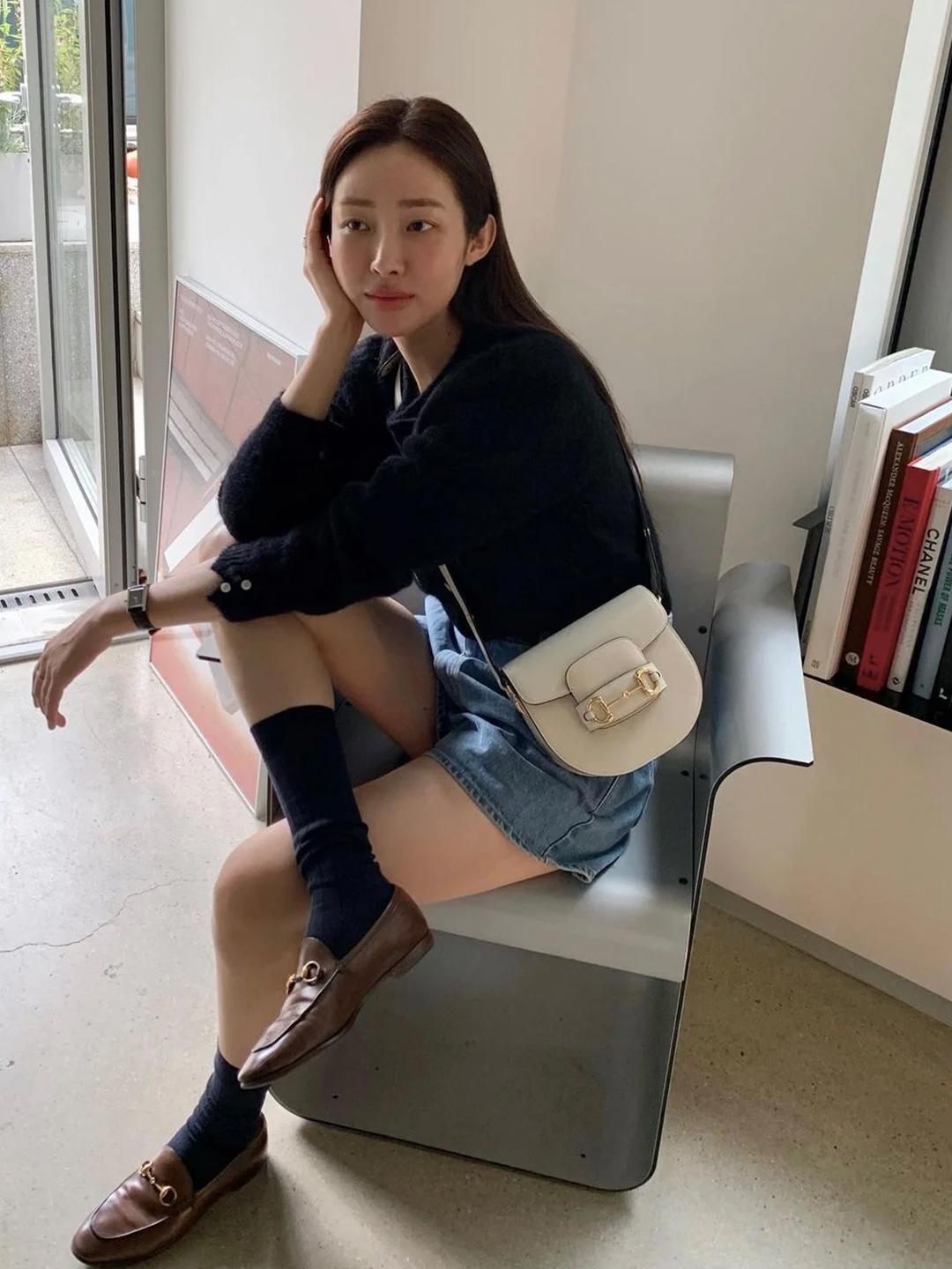 [KREAM 단독] Epingler Women Ang't Mule Black, (W) Prada Chocolate Brushed Leather Loafers Black 착용 스타일 - 6