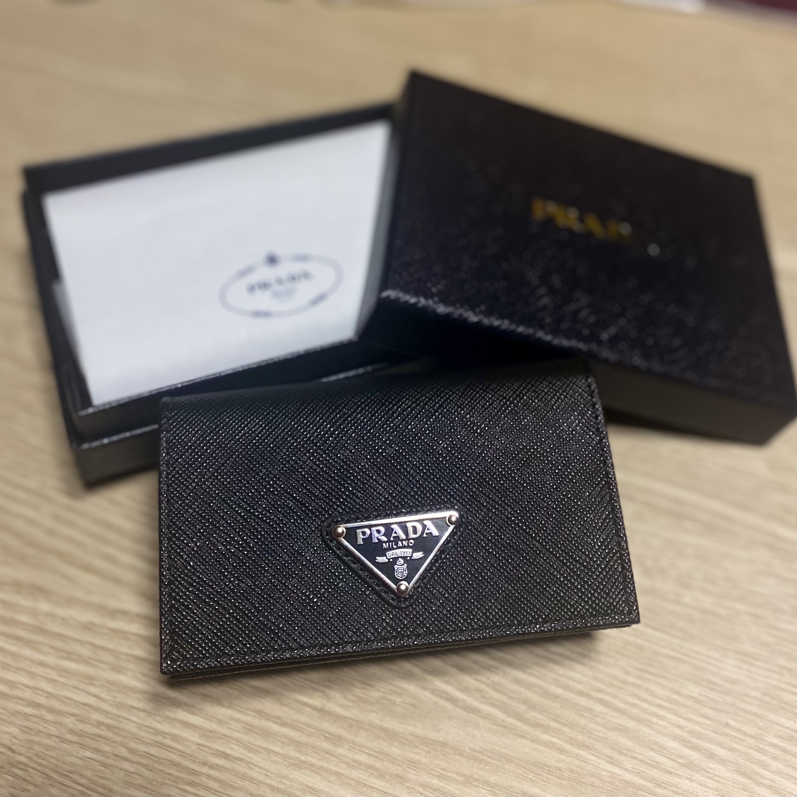 Prada Saffiano Leather Triangle Logo Card Holder Black Silver 착용 스타일 - 2