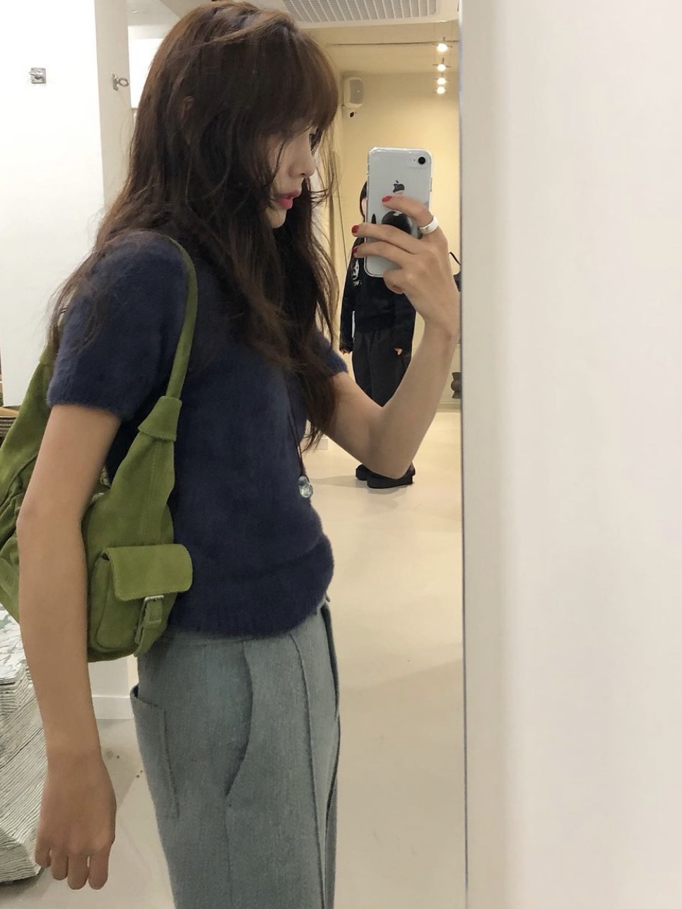 Enor Women Hairy Knit Top Navy 착용 스타일
