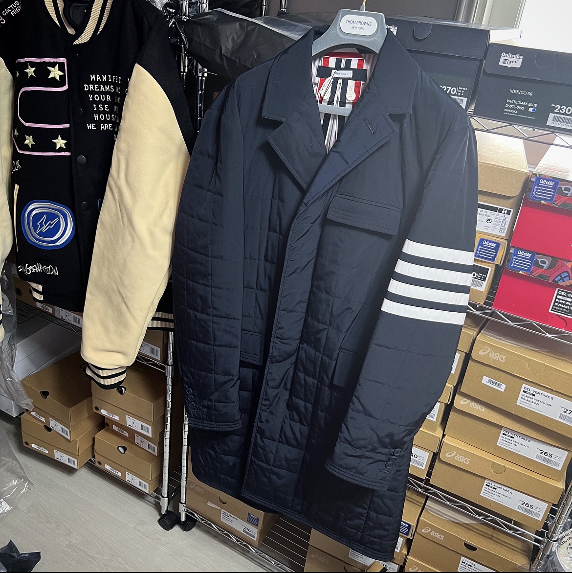 Thom Browne Poly Twill Down Filled 4-Bar Chesterfield Coat Navy, Thom Browne 4-Bar Matte Nylon Bal Collar Overcoat Navy 착용 스타일