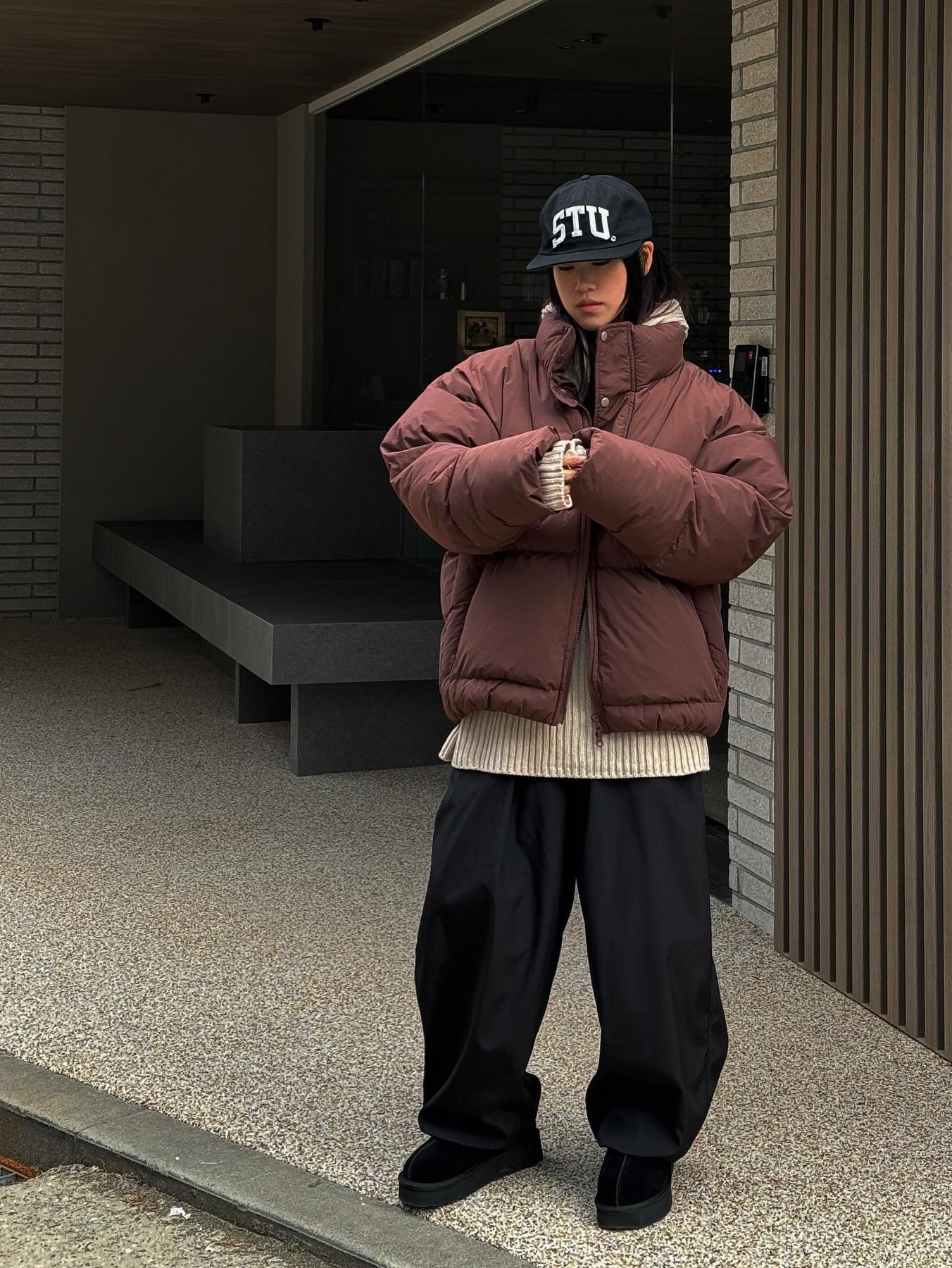 Stussy Stu Arch Strapback Cap Black 착용 스타일