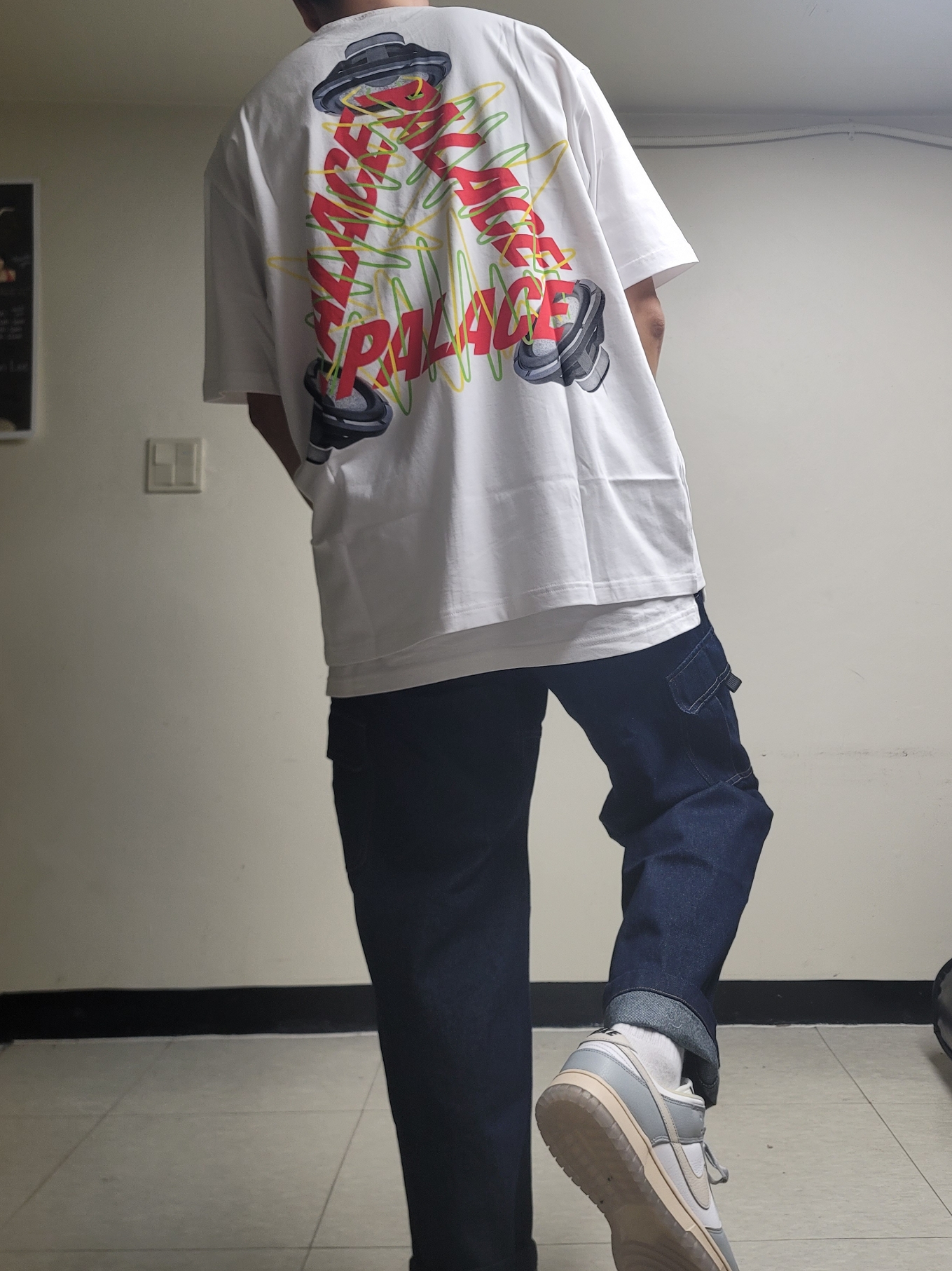 Palace Speaker P-3 T-Shirt White - 23FW 착용 스타일 - 2
