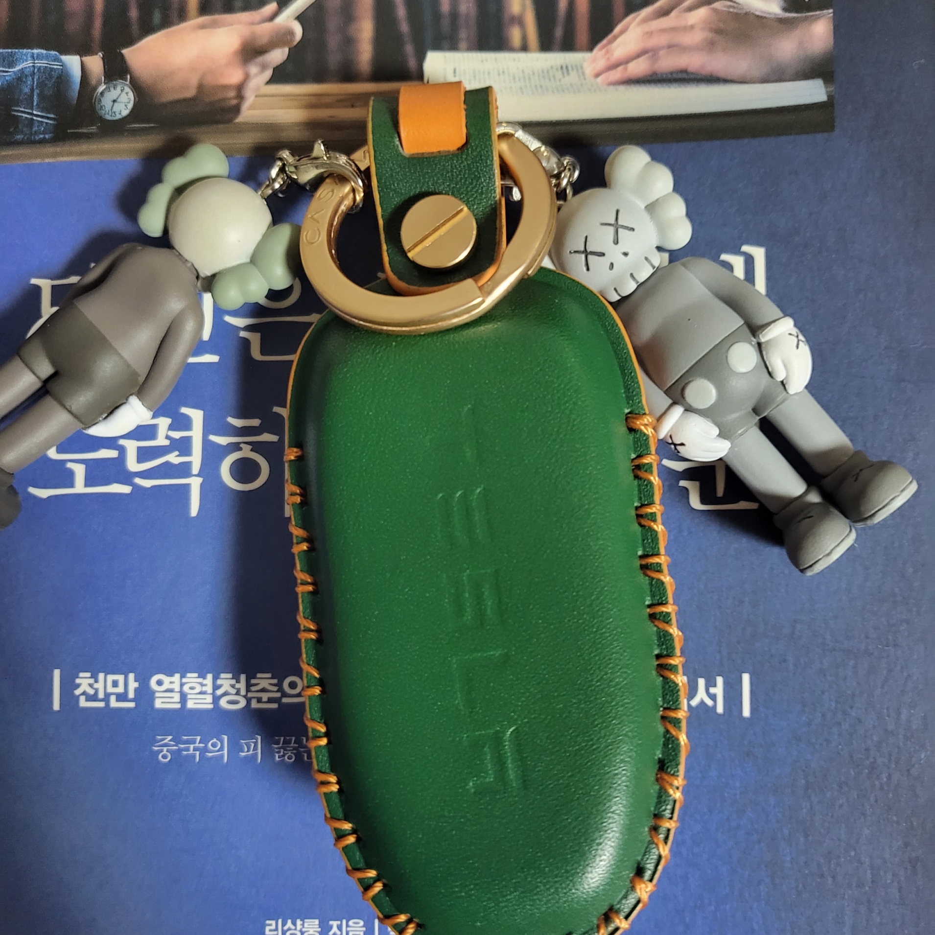 Kaws Tokyo First Companion Keychain Brown, Kaws Tokyo First Companion Keychain Grey 착용 스타일 - 2