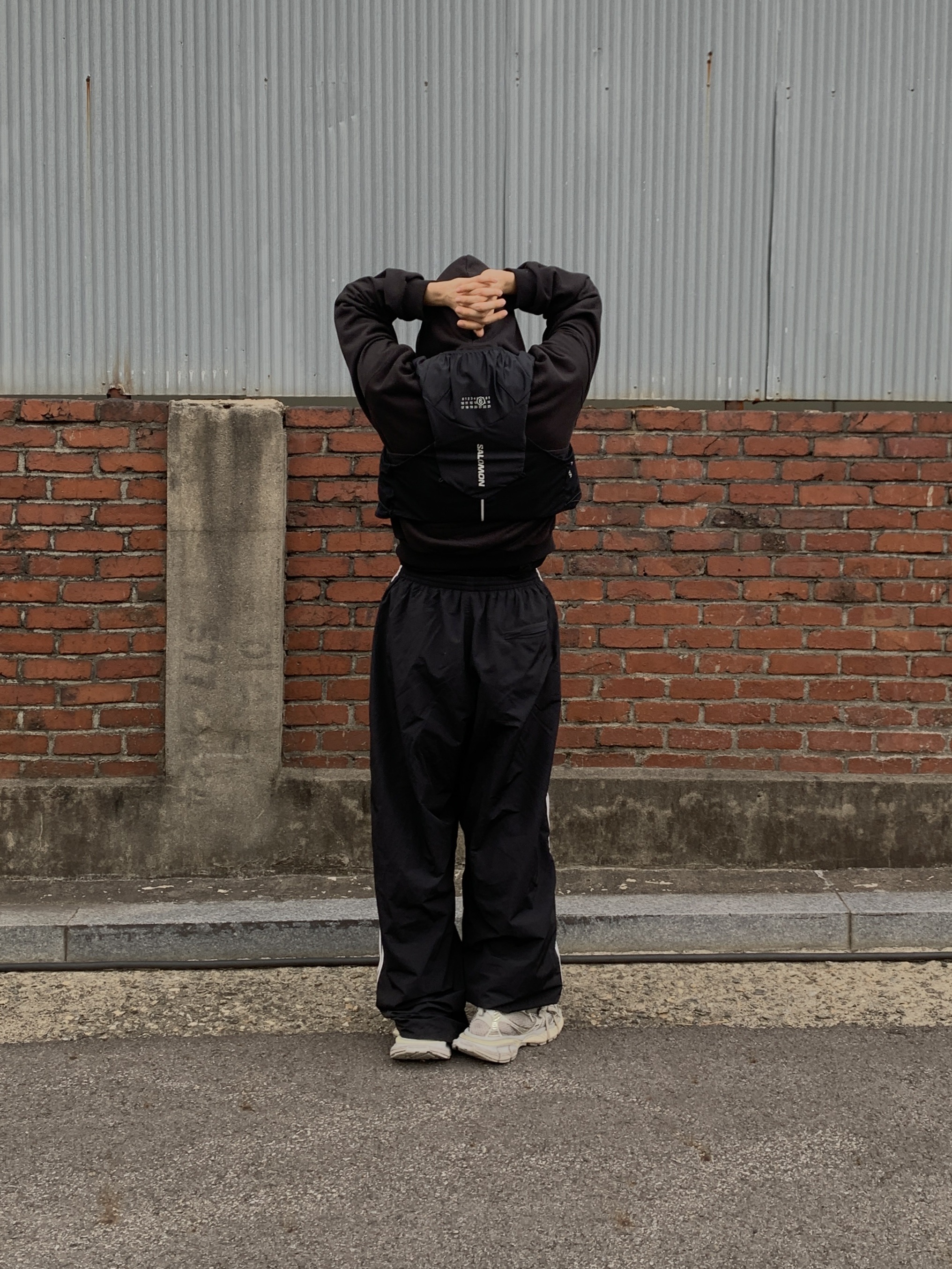 Salomon x MM6 Maison Margiela Gilet Black 착용 스타일 - 2