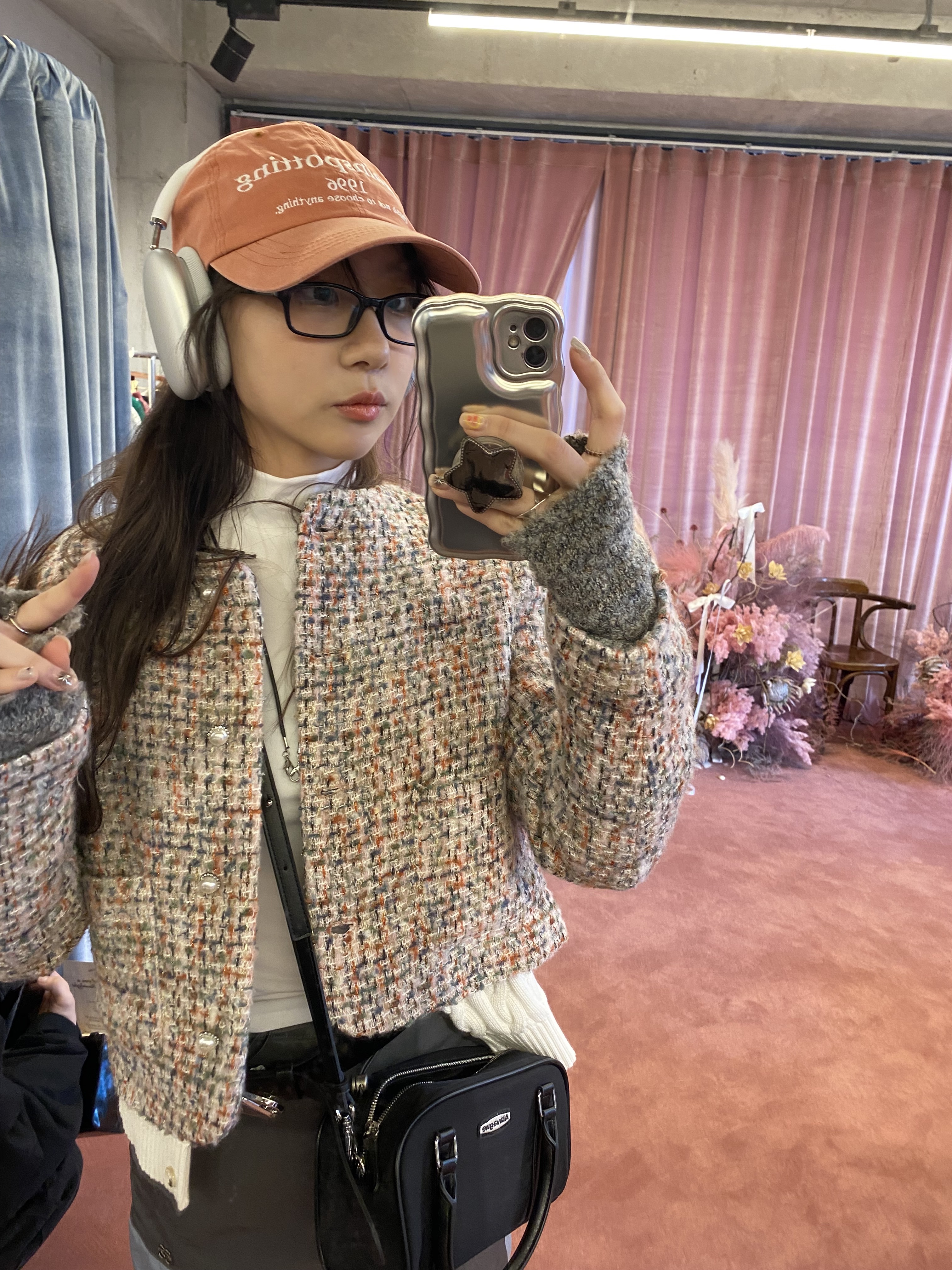Apple AirPods Max Lightning Silver (Korean Ver.), (W) UGG Classic Short II Boots Chestnut 착용 스타일 - 5