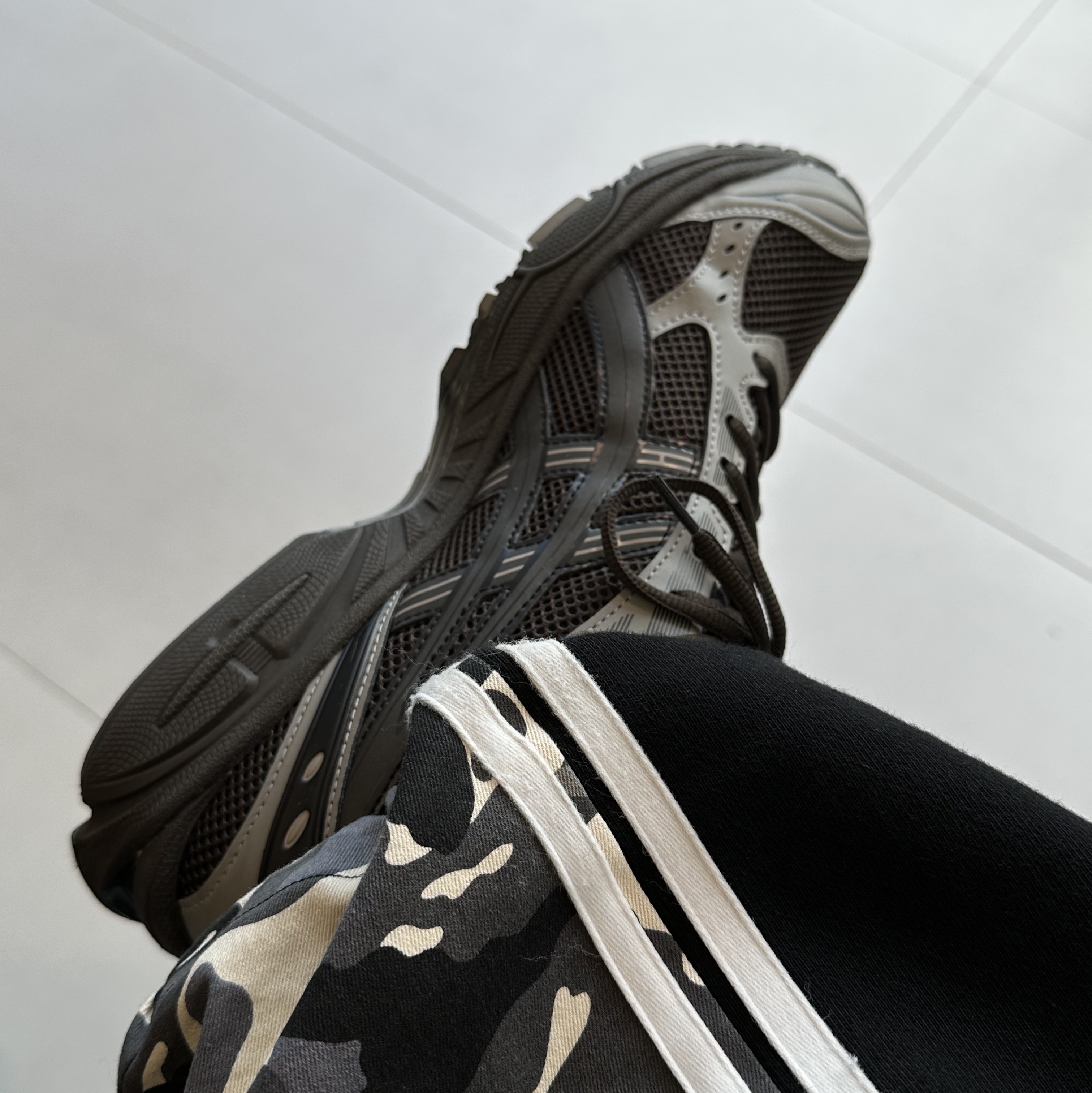 Asics x Atmos x Undermycar Gel-Kayano 14 Pepper Black, Undermycar Acer Padded Shoulder Crop Blouson Ebony - 23FW 착용 스타일 - 3