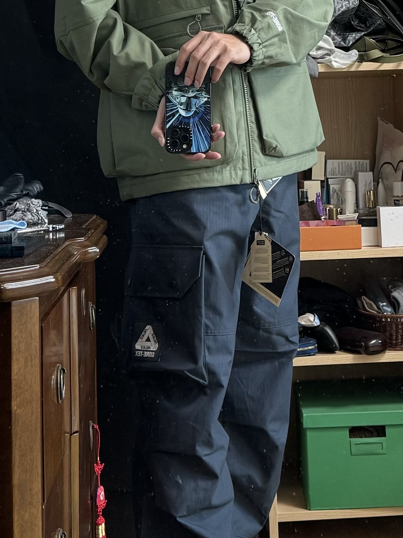 Palace Gore-Tex Cotton RS Jacket Olive - 23FW, Palace Gore-Tex Cotton RS Cargos Navy - 23FW 착용 스타일 - 3