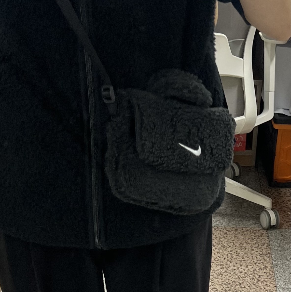 (Kids) Nike NSW Faux Fur Crossbody Bag Black 착용 스타일