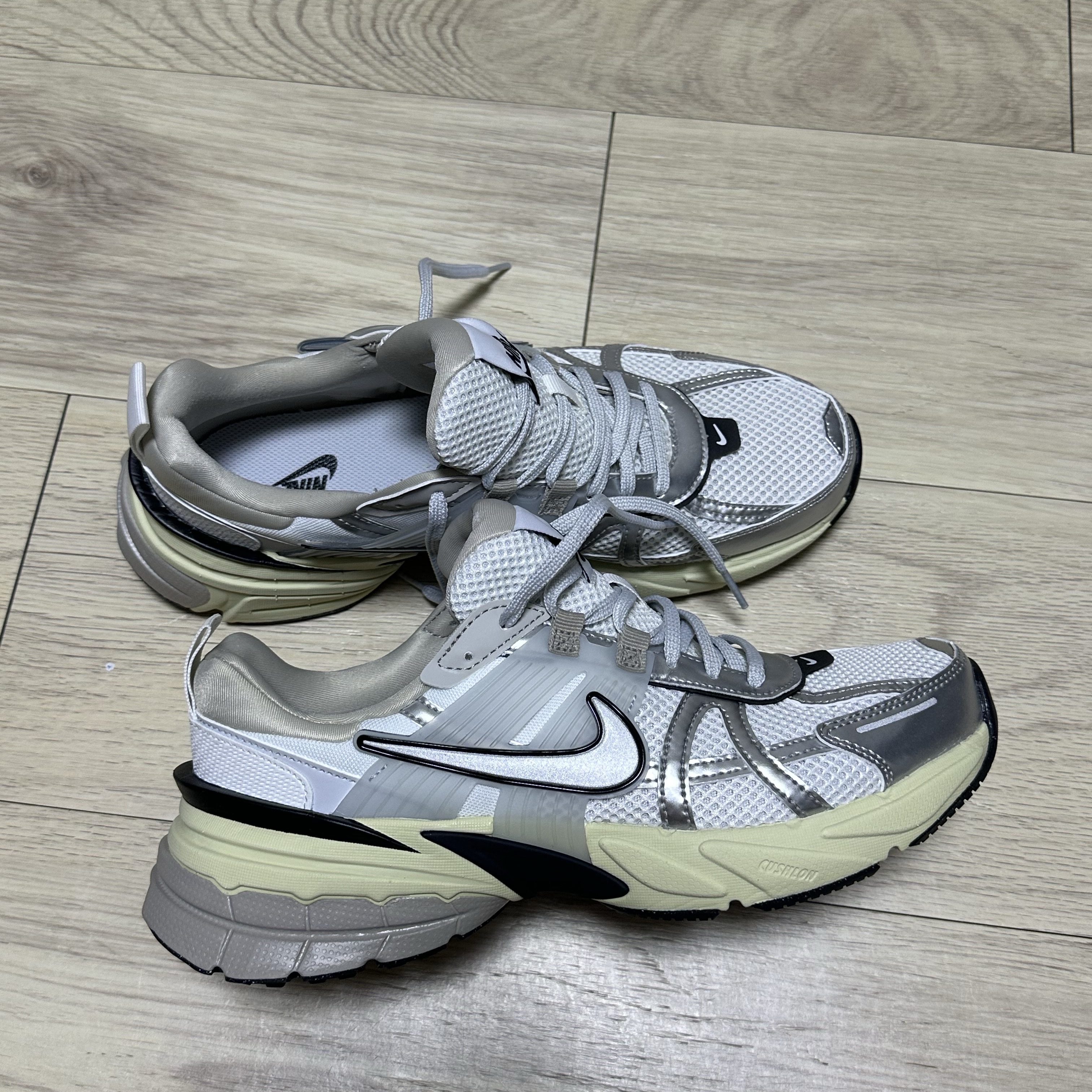 Nike V2K Run Summit White Metallic Silver 착용 스타일