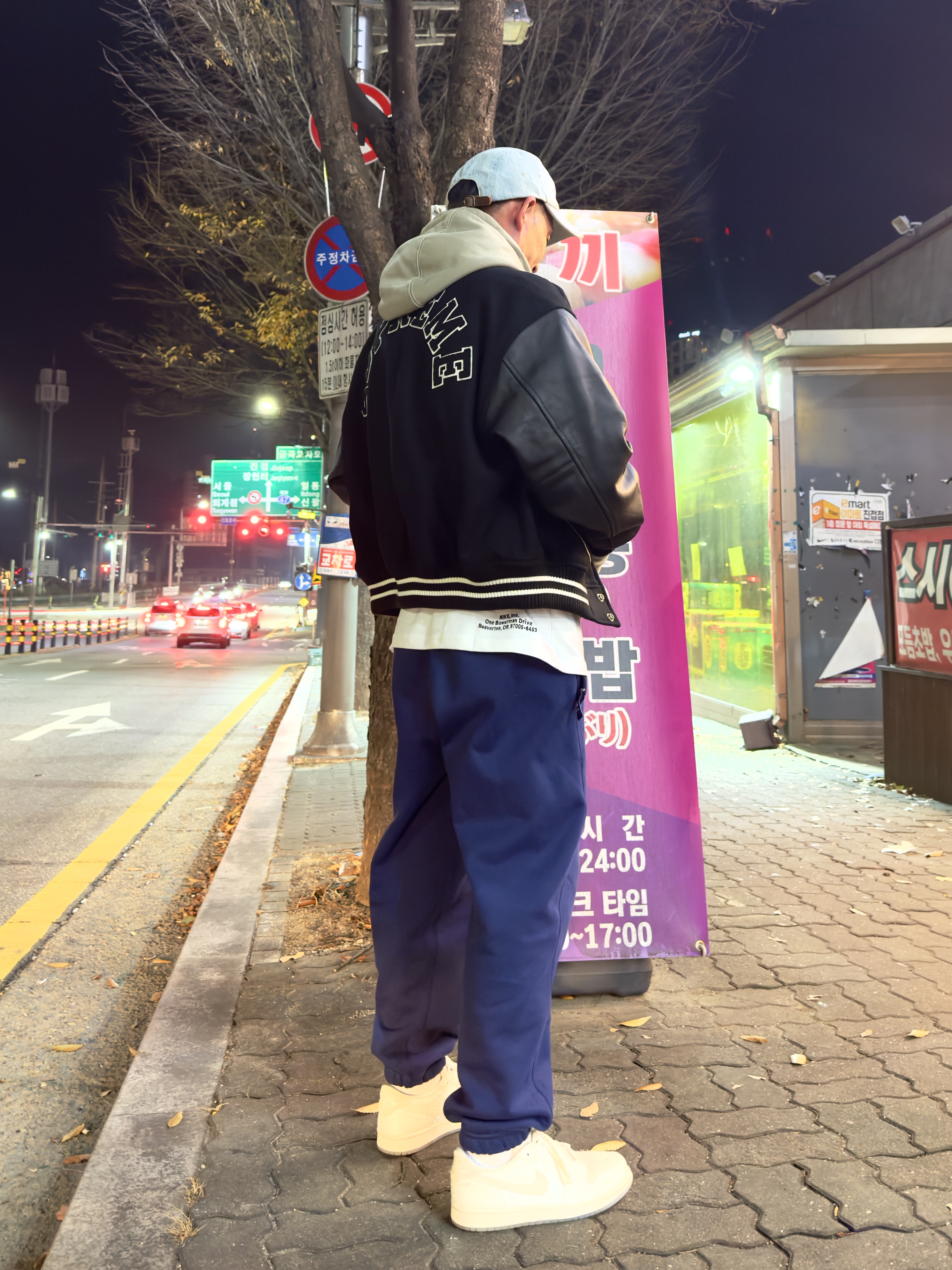 Jordan 1 x Chris Paul Retro Low OG Light Cream and Sail, Nike Solo Swoosh Fleece Pants Midnight Navy - Asia 착용 스타일