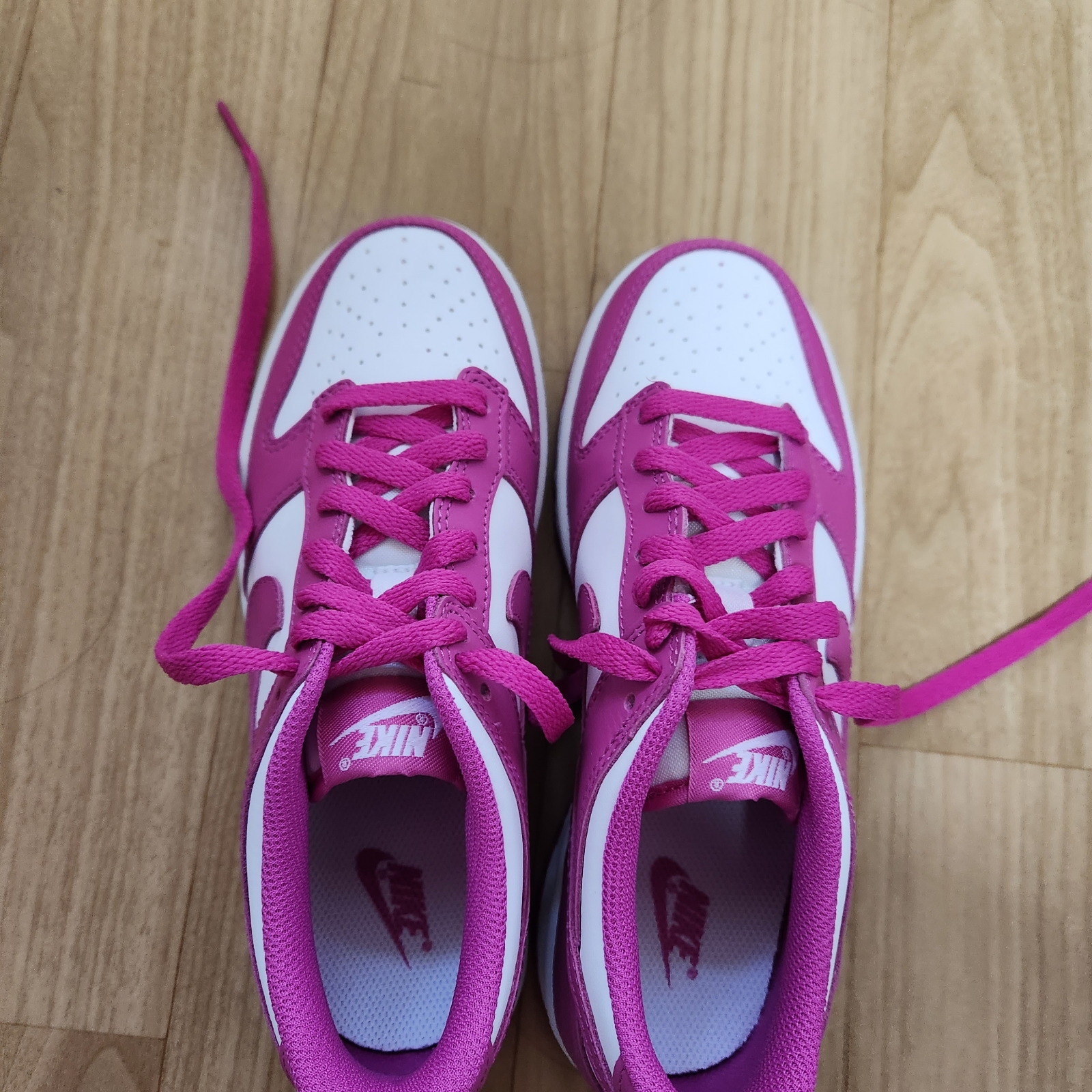 (GS) Nike Dunk Low White Active Fuchsia 착용 스타일 - 2
