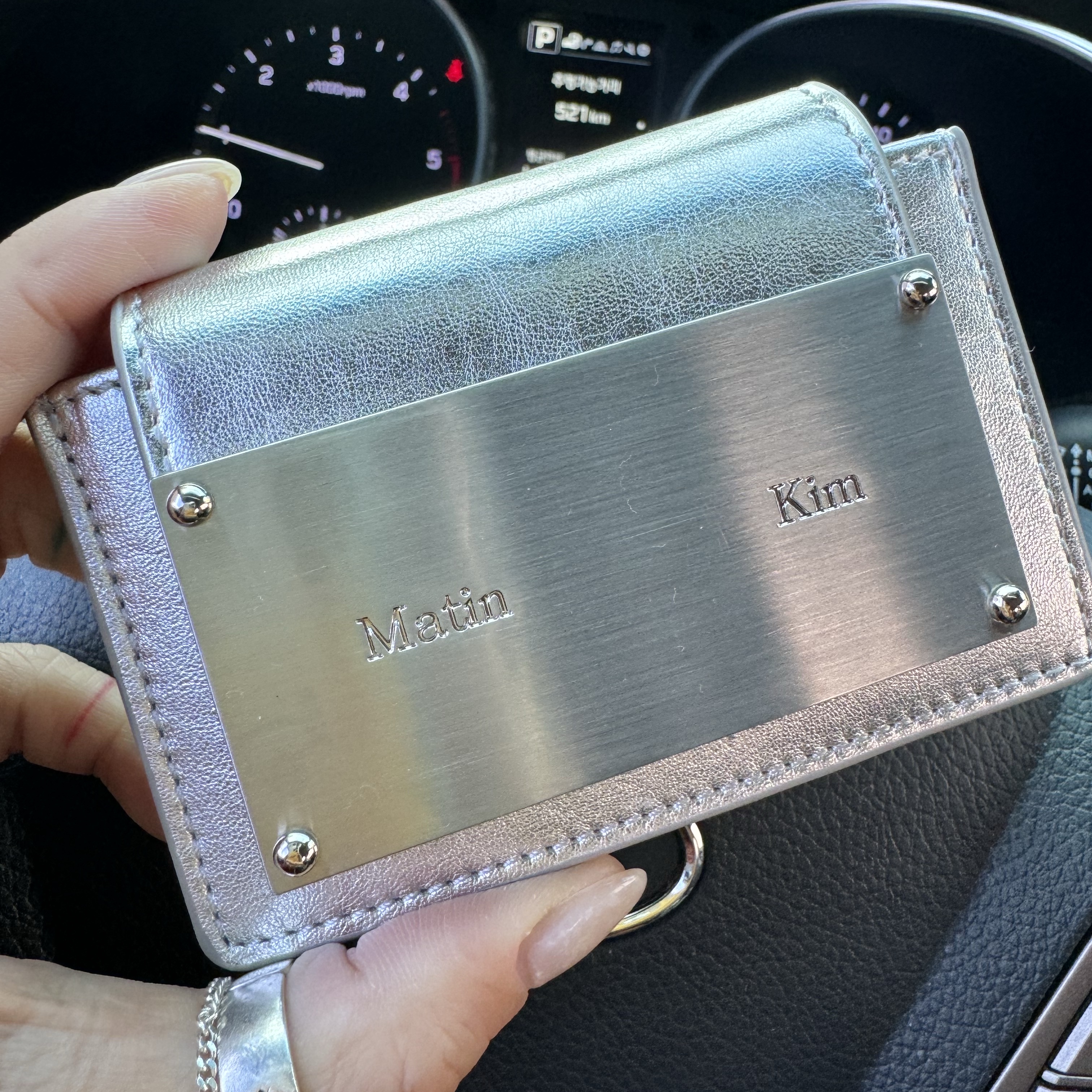 Matin Kim Accordion Wallet Silver 착용 스타일 - 1