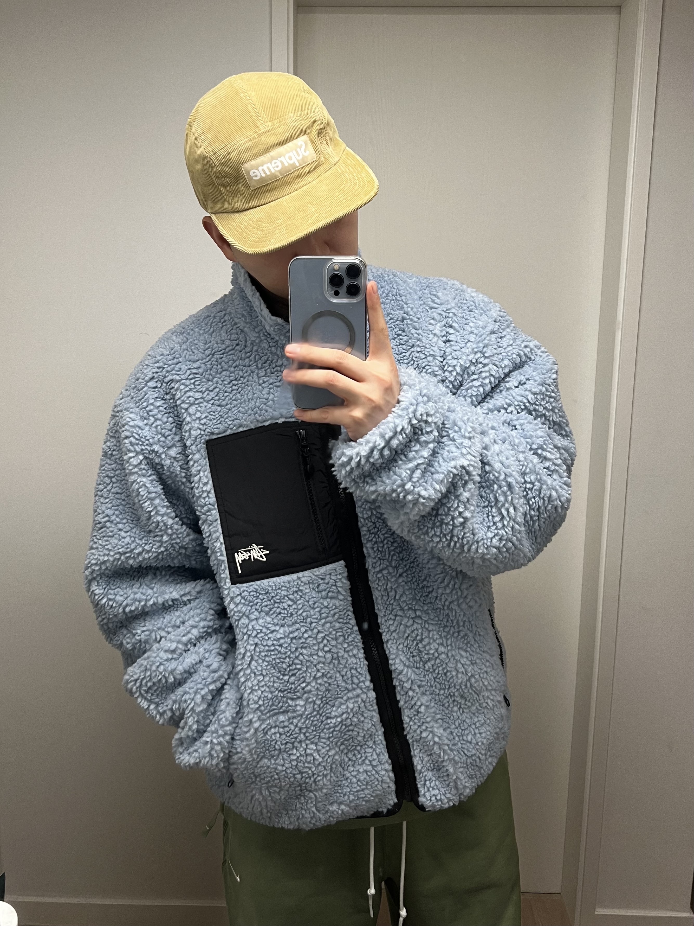 Stussy Sherpa Reversible Jacket Light Denim 착용 스타일 - 2
