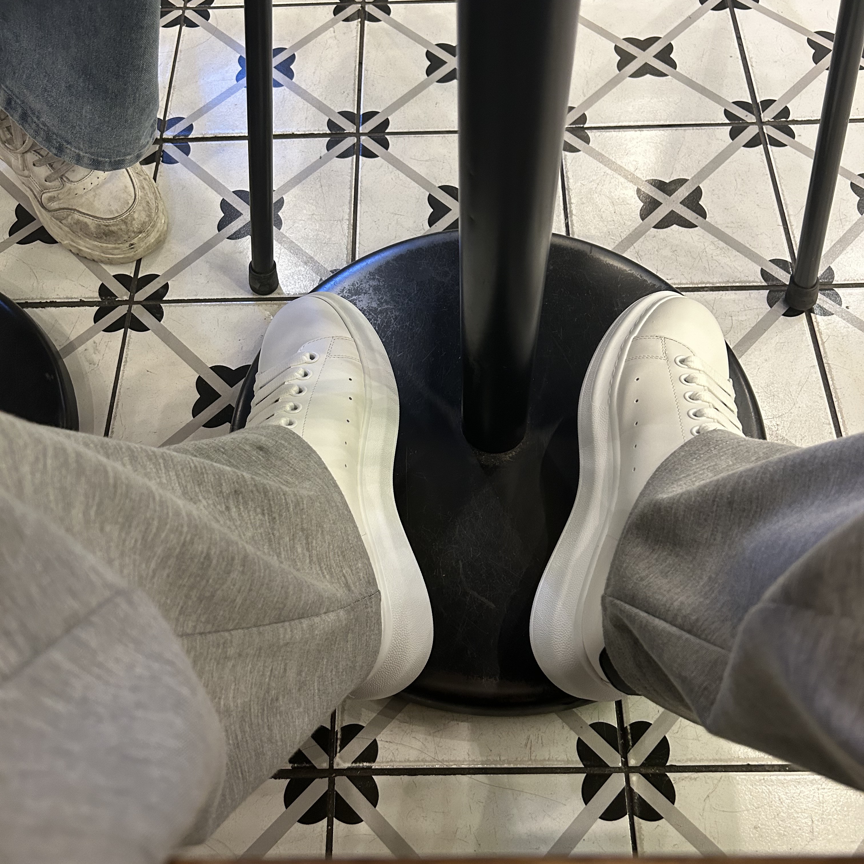 Alexander McQueen Oversized Sneakers White Black 착용 스타일