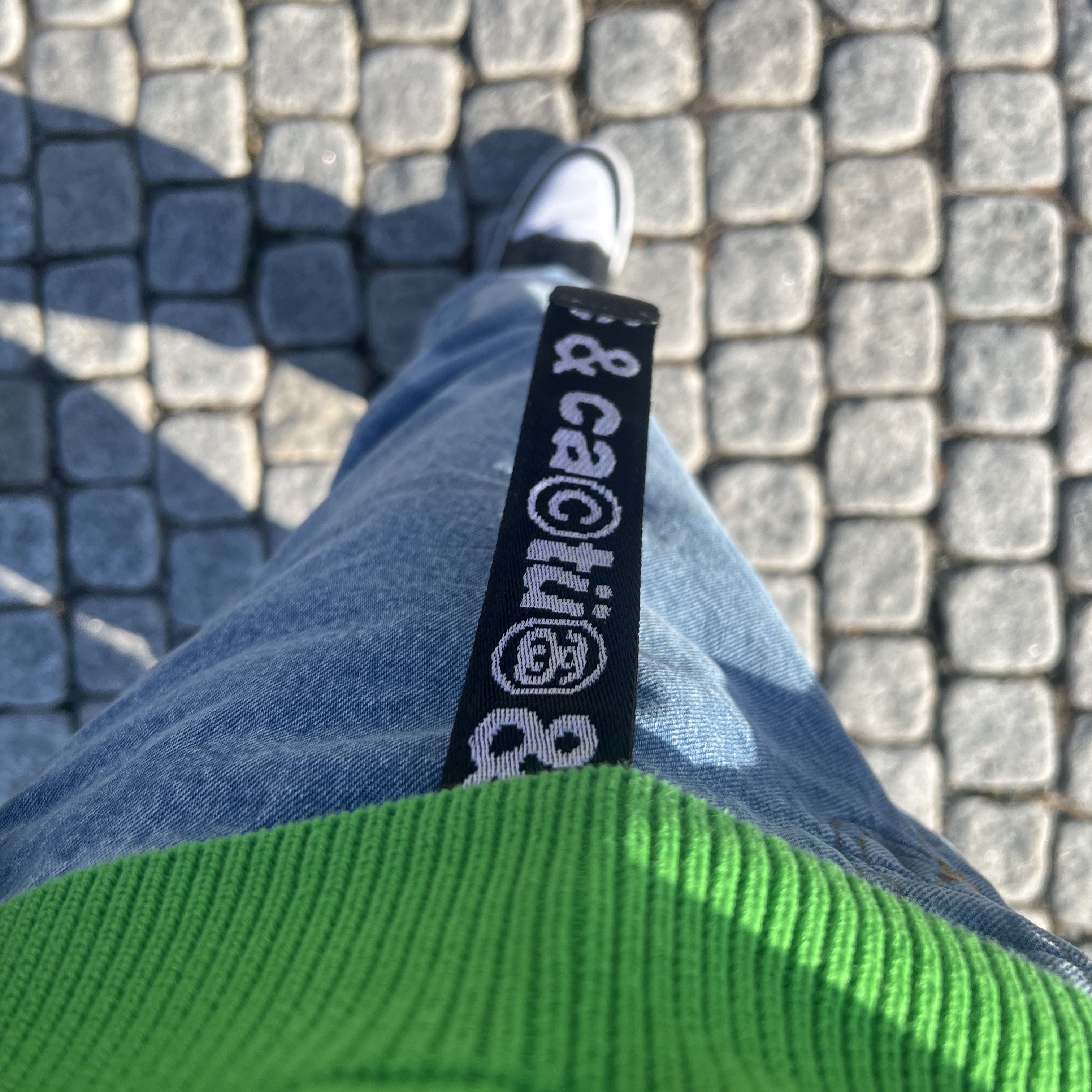 The North Face 1996 Eco Nuptse Jacket Black, Jordan 1 Retro High OG Black and Lucky Green 착용 스타일 - 3