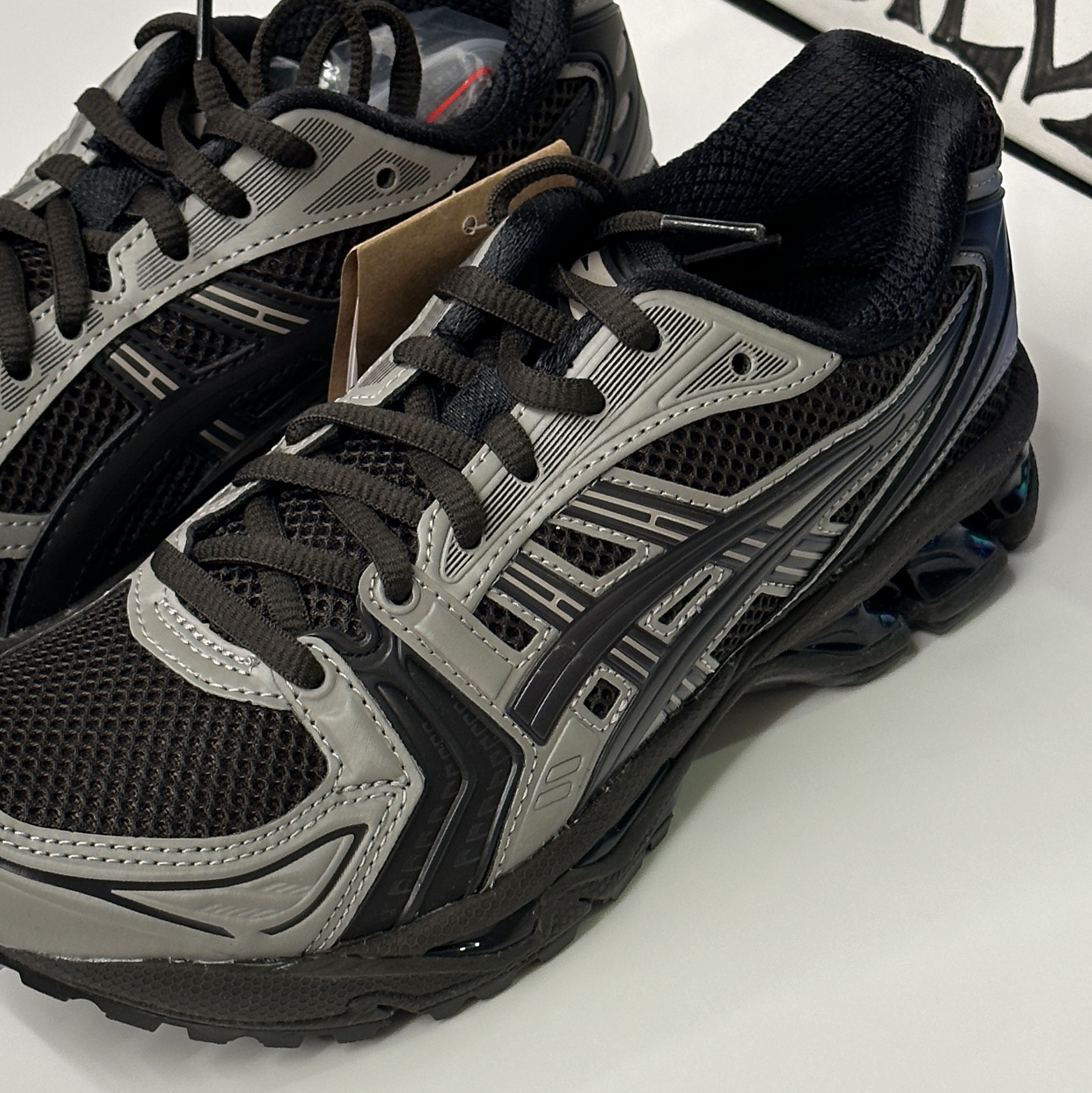 Asics x Atmos x Undermycar Gel-Kayano 14 Pepper Black 착용 스타일 - 2