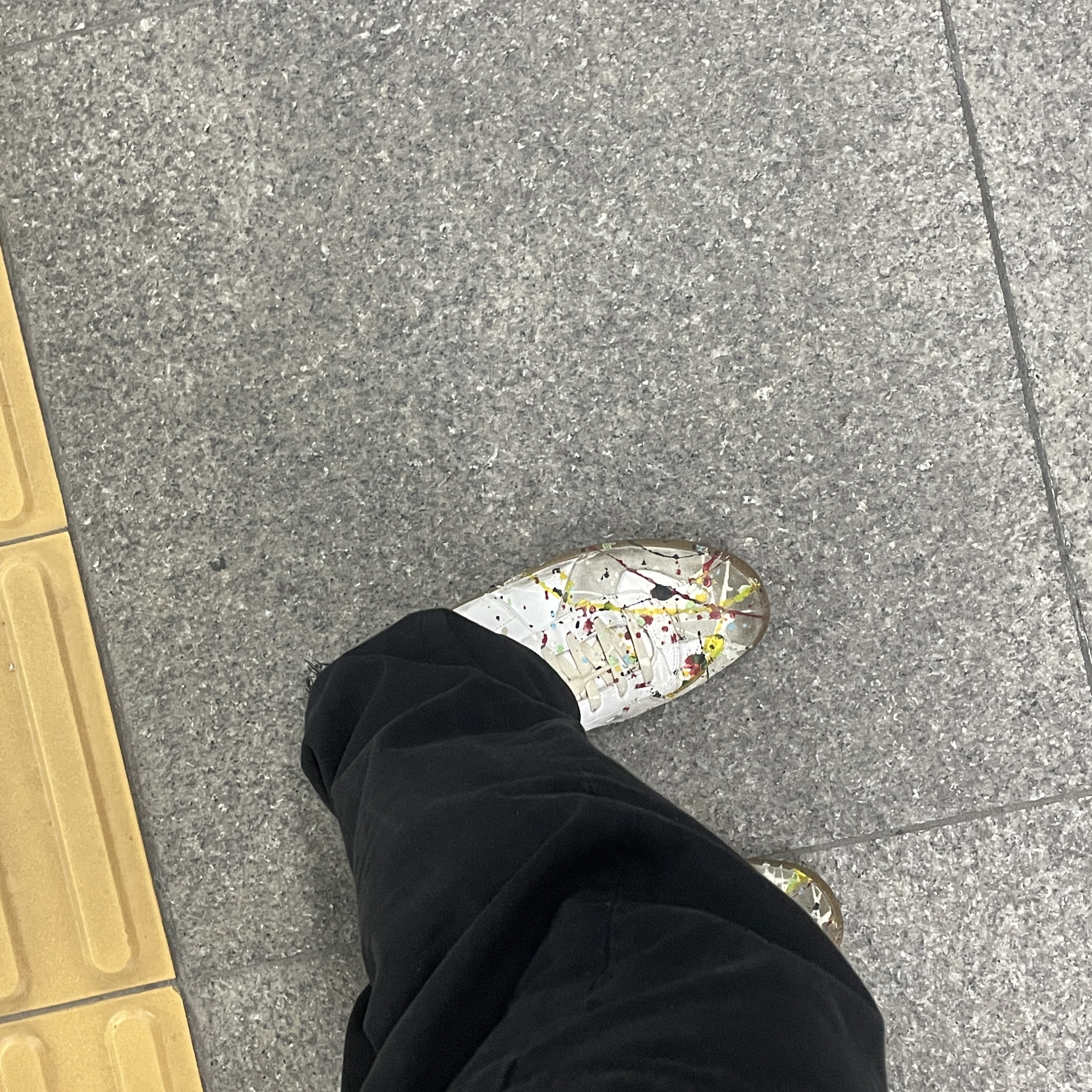 (W) Maison Margiela Replica Paint Drop Sneakers Grey 착용 스타일 - 4