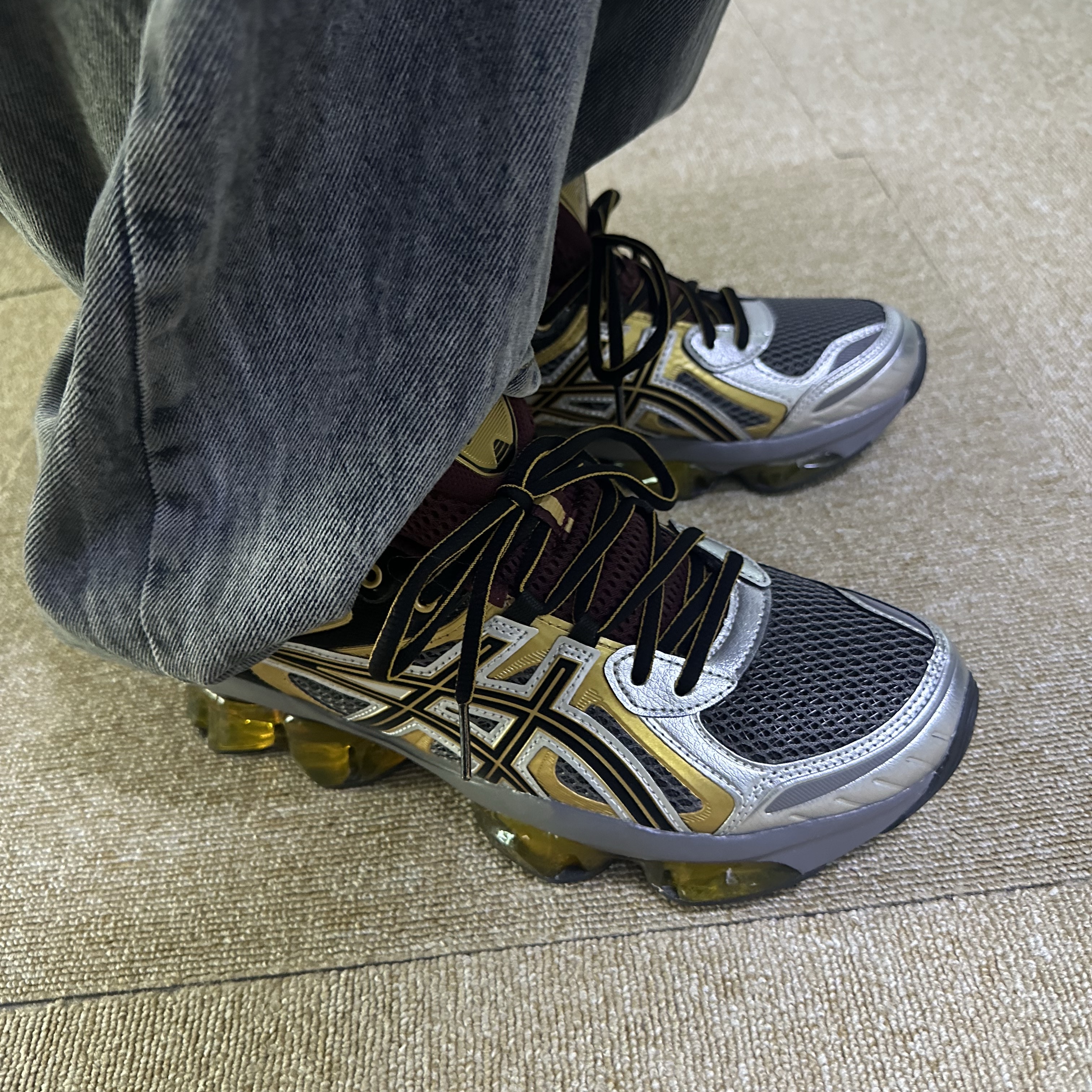 Asics Gel-Quantum Kinetic Carbon Pure Gold 착용 스타일