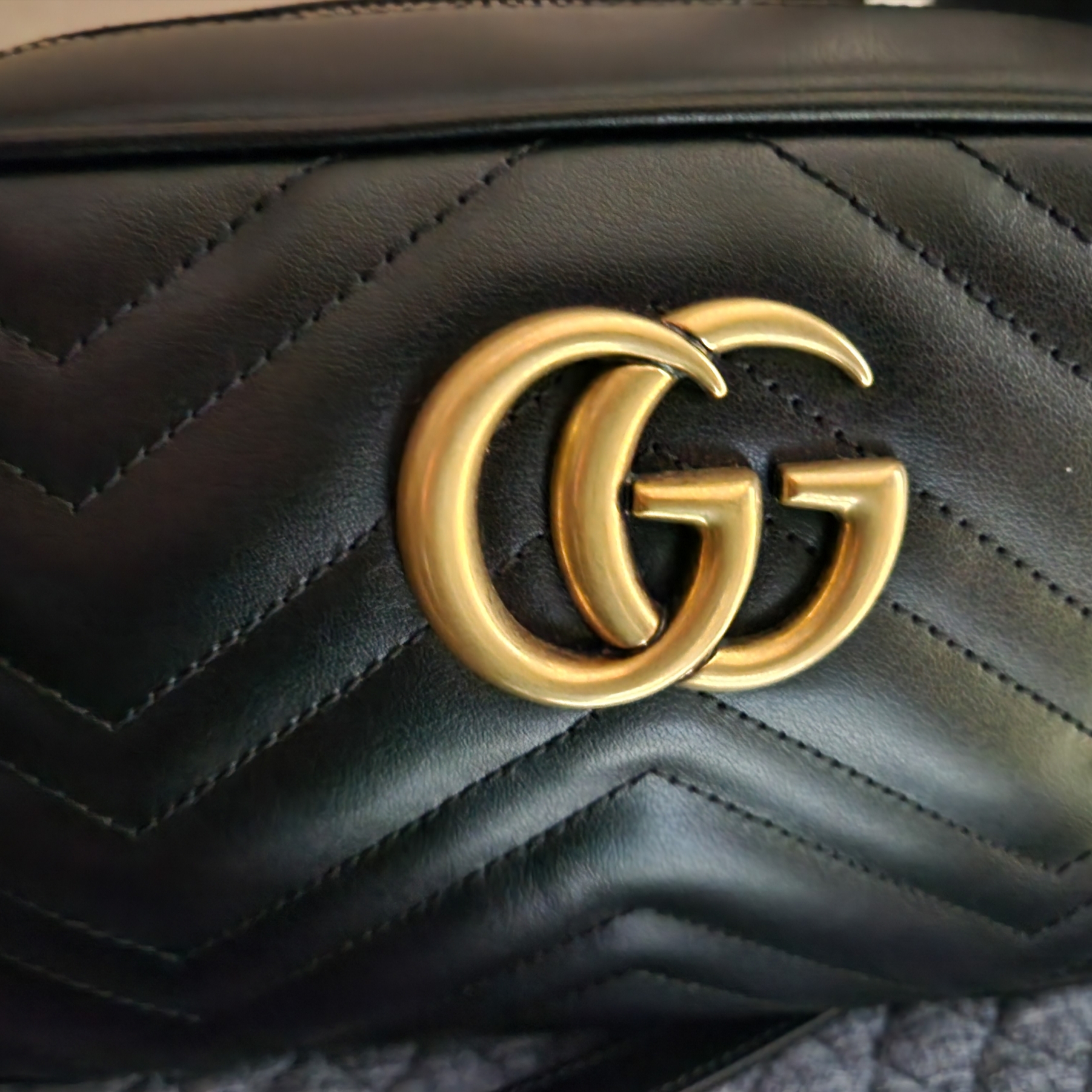 Gucci GG Marmont Matelasse Small Chain Shoulder Bag Black 착용 스타일