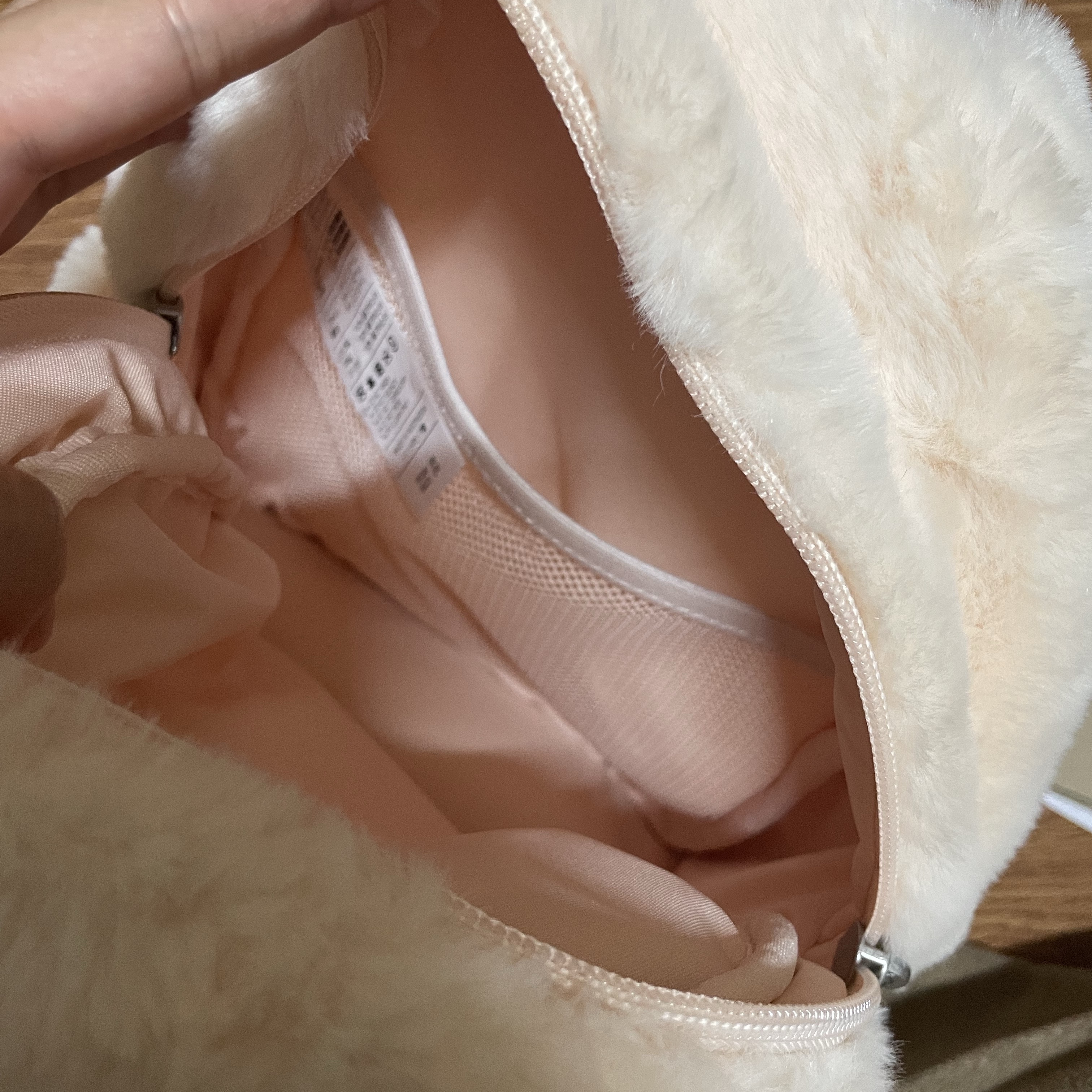 Nike NSW Futura 365 Faux Fur Mini Backpack Guava Ice Black 착용 스타일 - 4