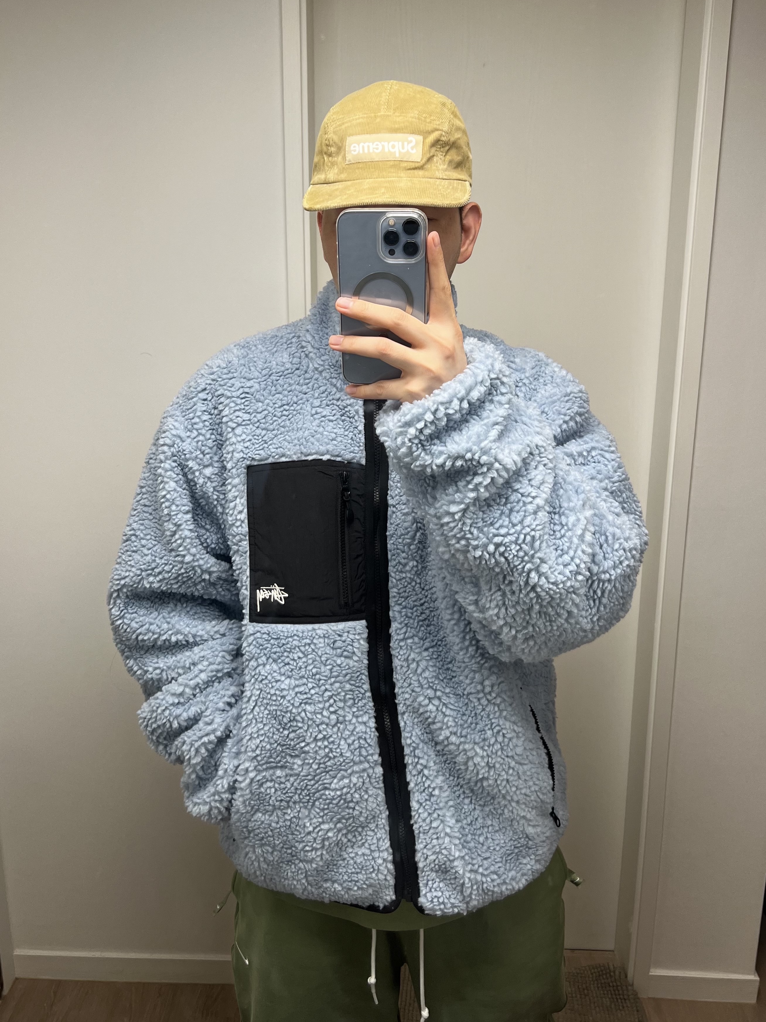 Stussy Sherpa Reversible Jacket Light Denim 착용 스타일 - 1