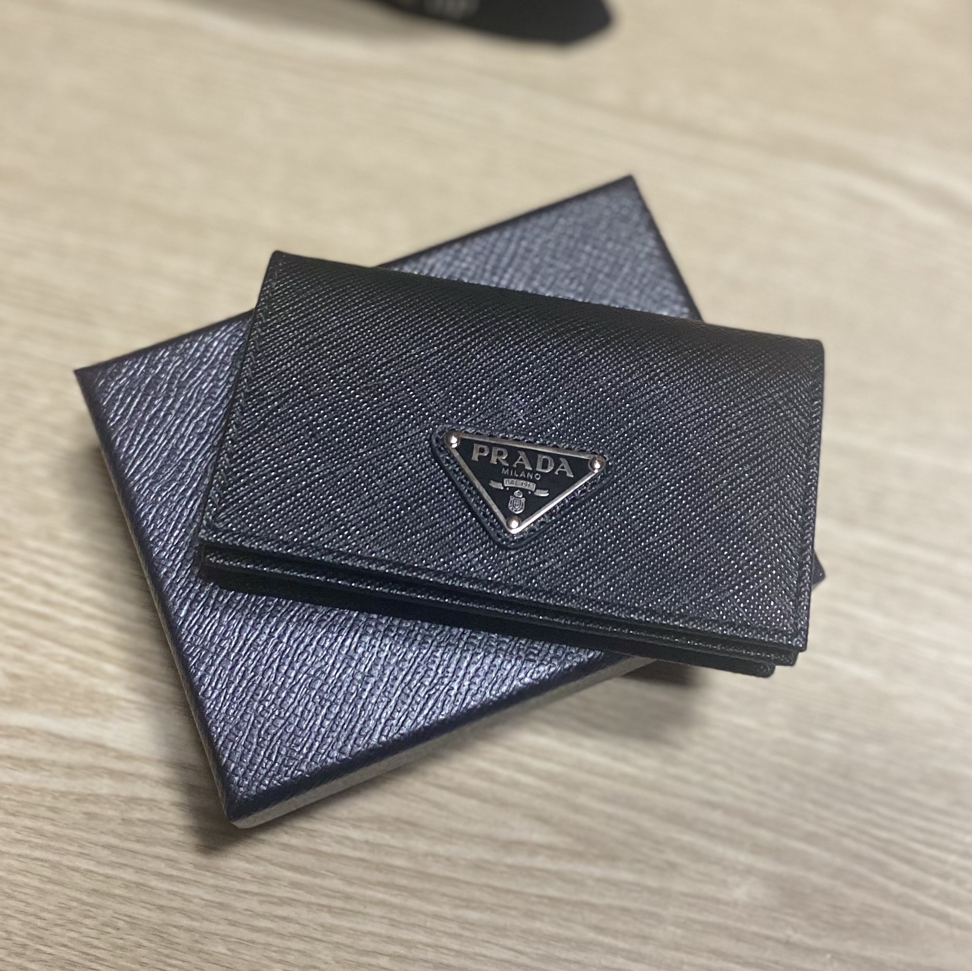 Prada Saffiano Leather Triangle Logo Card Holder Black Silver 착용 스타일 - 3