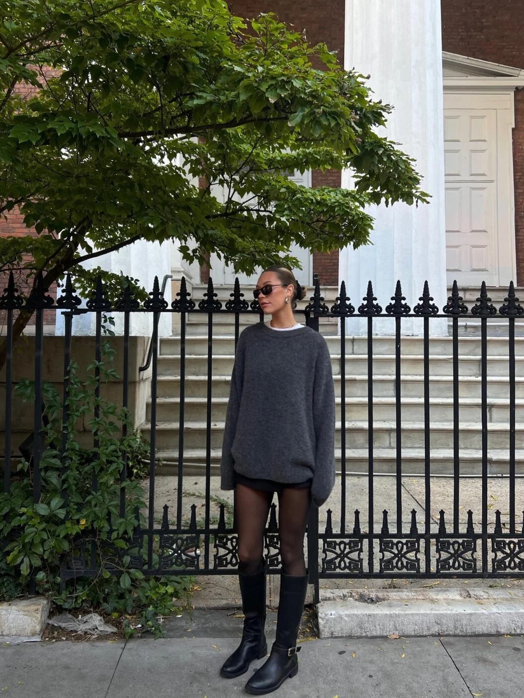AMI de Coeur Needle Punch Sweater Heather Grey, Maison Kitsune Tricolor Fox Patch Classic R-Neck Grey Melange 착용 스타일 - 3