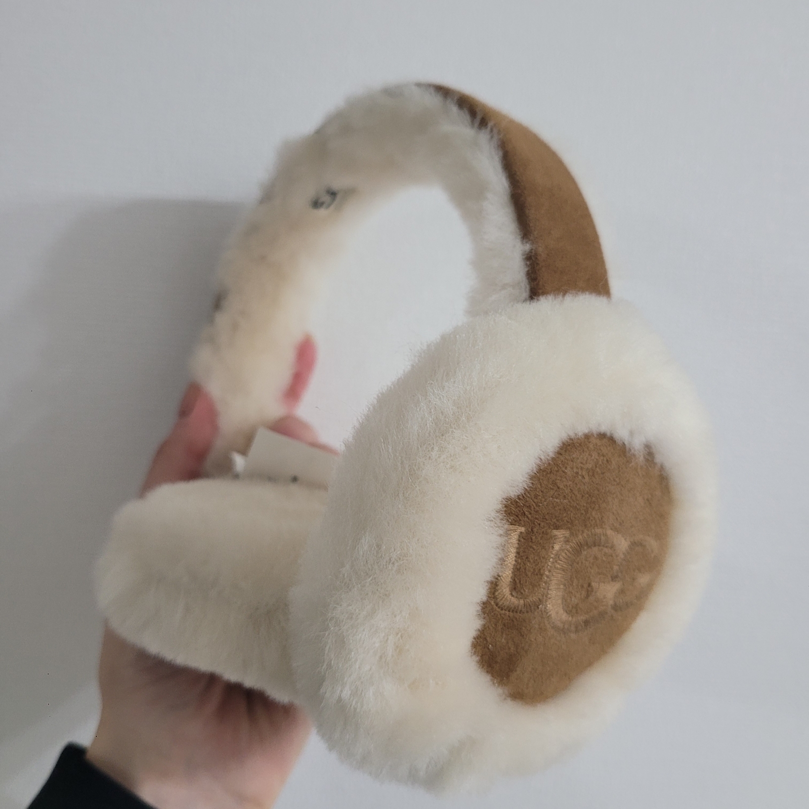 (W) UGG Embroidered Logo Earmuff Chestnut 착용 스타일 - 2