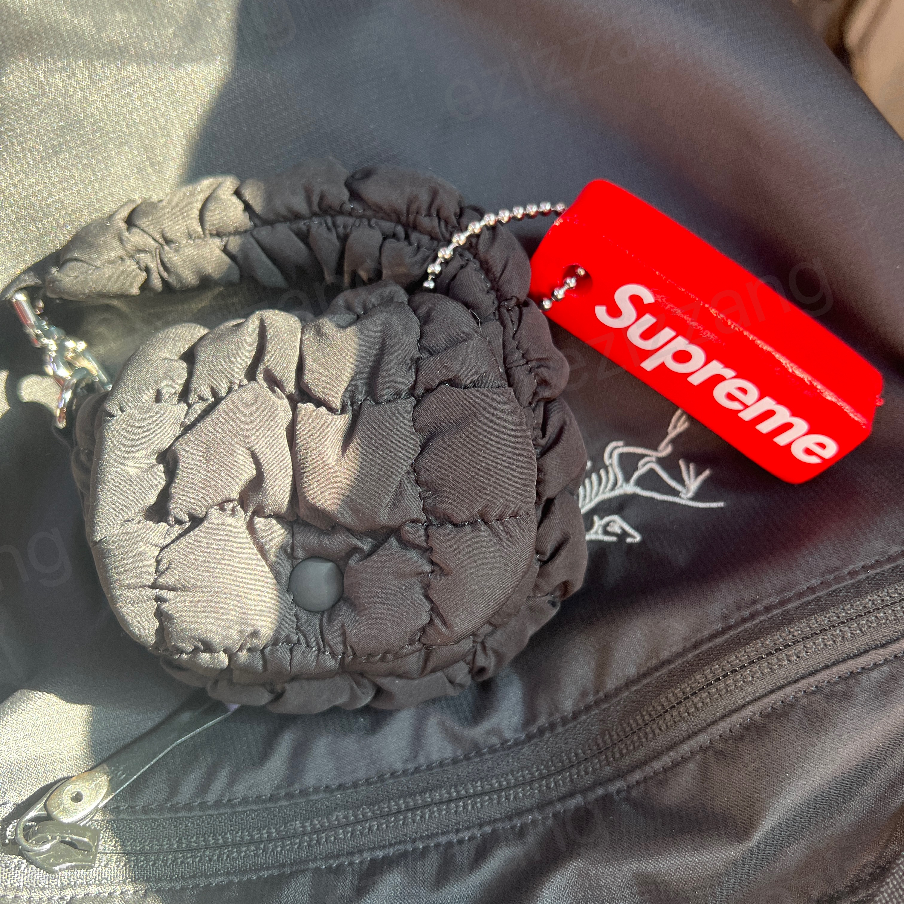 COS Quilted Nano Bag Black, Supreme Floating Keychain Red - 23FW 착용 스타일