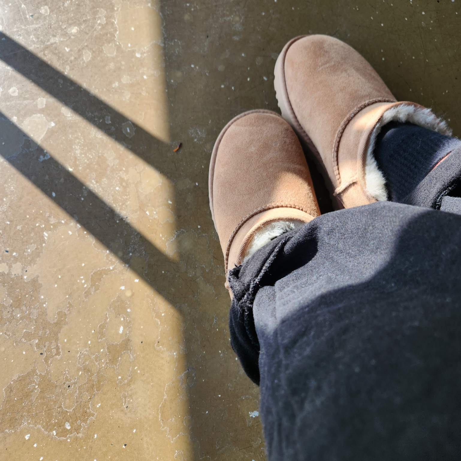(W) UGG Classic Ultra Mini Boots Chestnut 착용 스타일 - 1