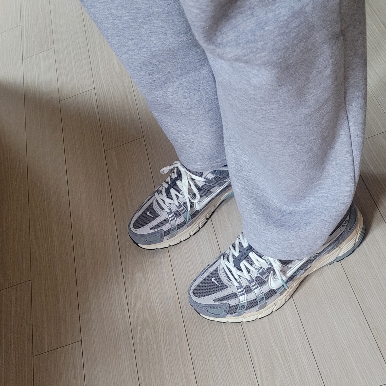 Nike P-6000 Flat Pewter Light Iron Ore 착용 스타일