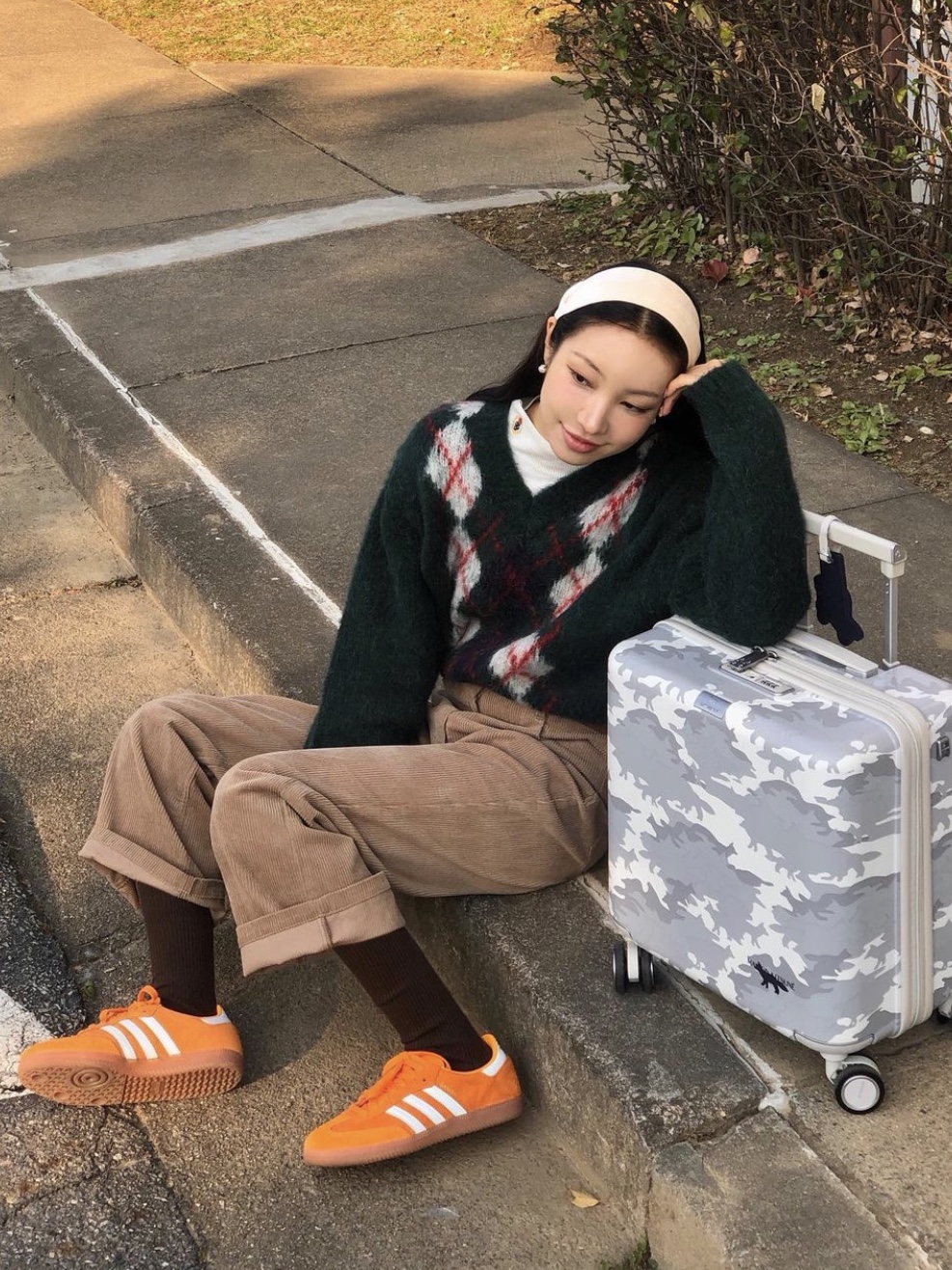 Adidas Samba OG Orange Rush 착용 스타일